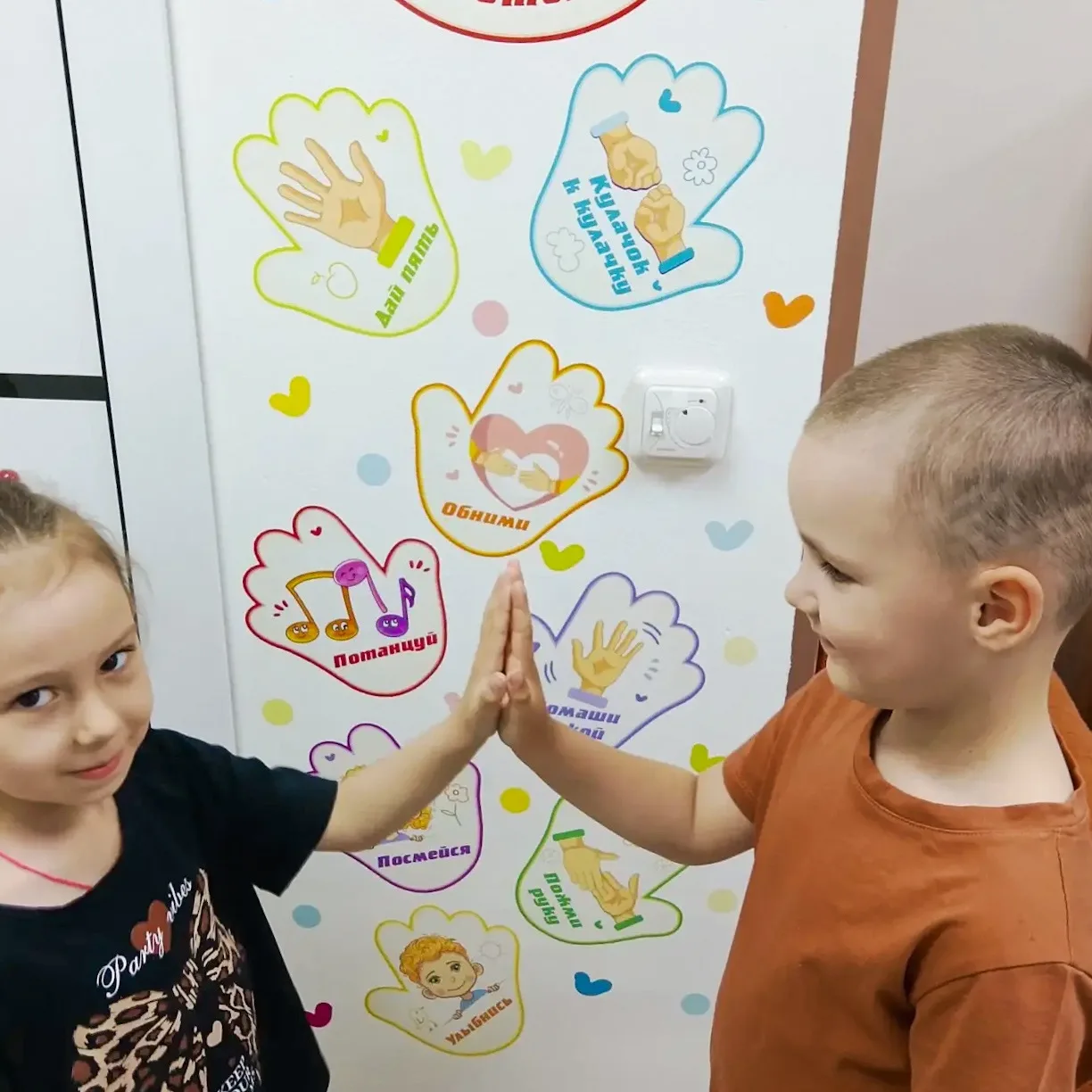 В детском саду существует наличие важного фактора — детский коллектив, в котором ребёно...