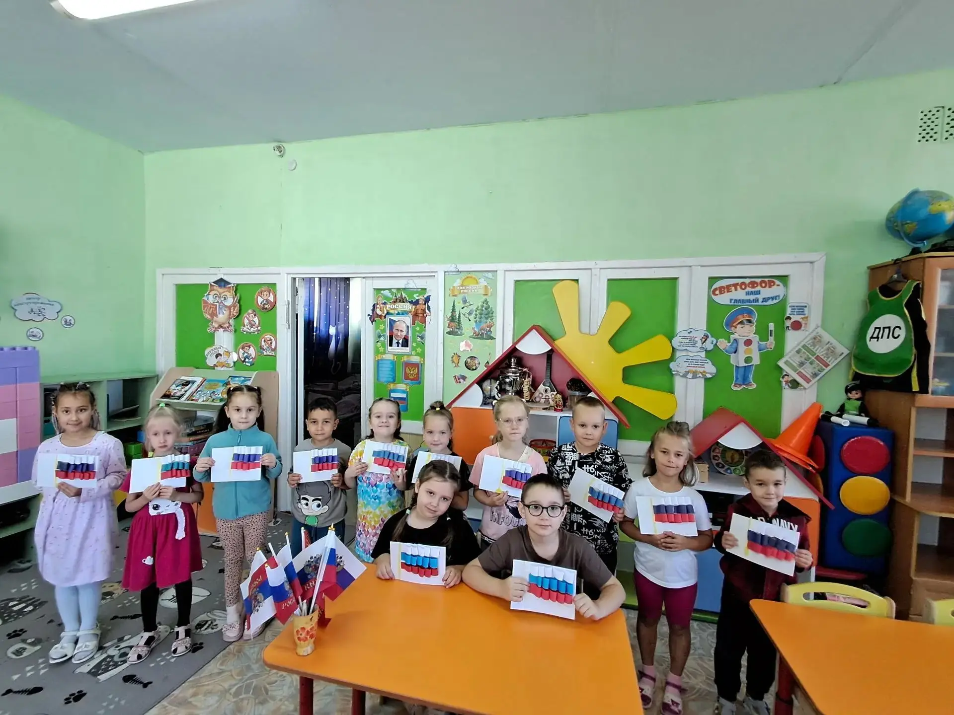 В 1 подготовительной группе провели беседу о Флаге России, поговорили с детьми,что обоз...