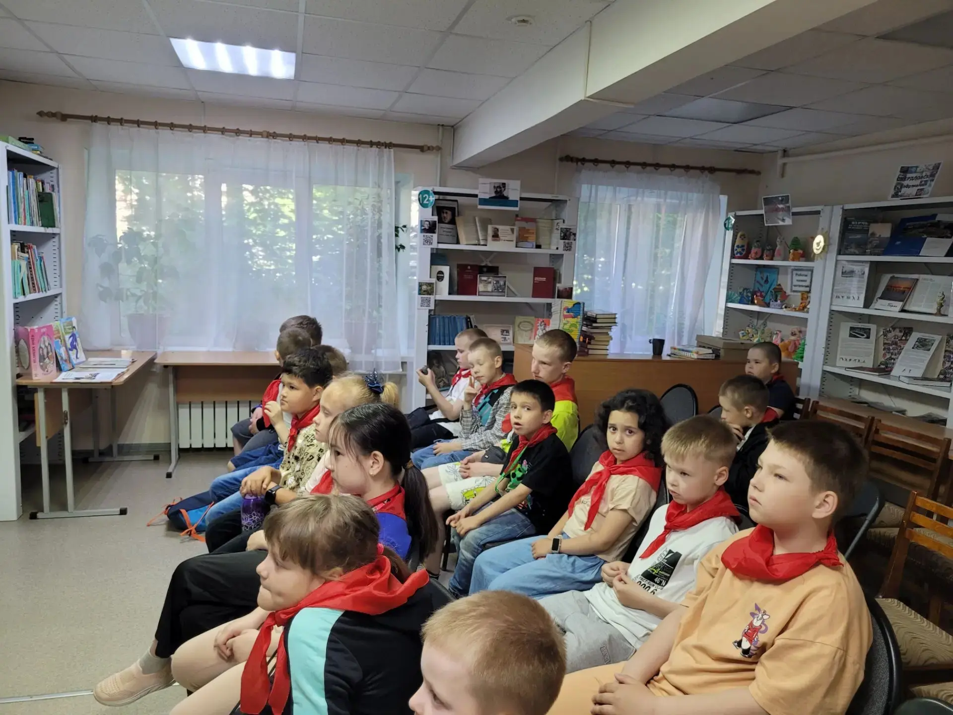 Мы вместе с лагерем продолжаем ходить в городские библиотеки.📚🤍