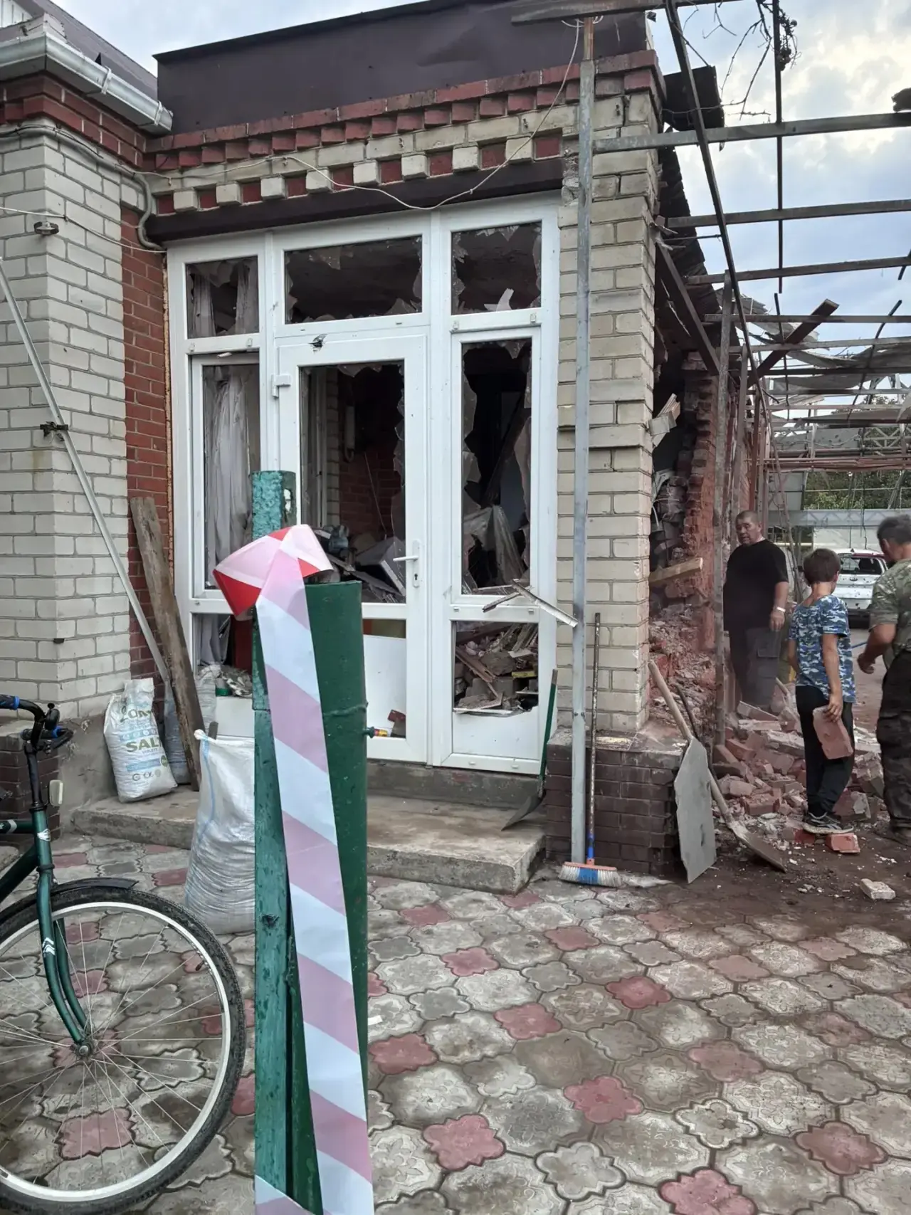Доброго времени суток. Сегодня после атаки БПЛА у людей пострадало имущество, по адресу...