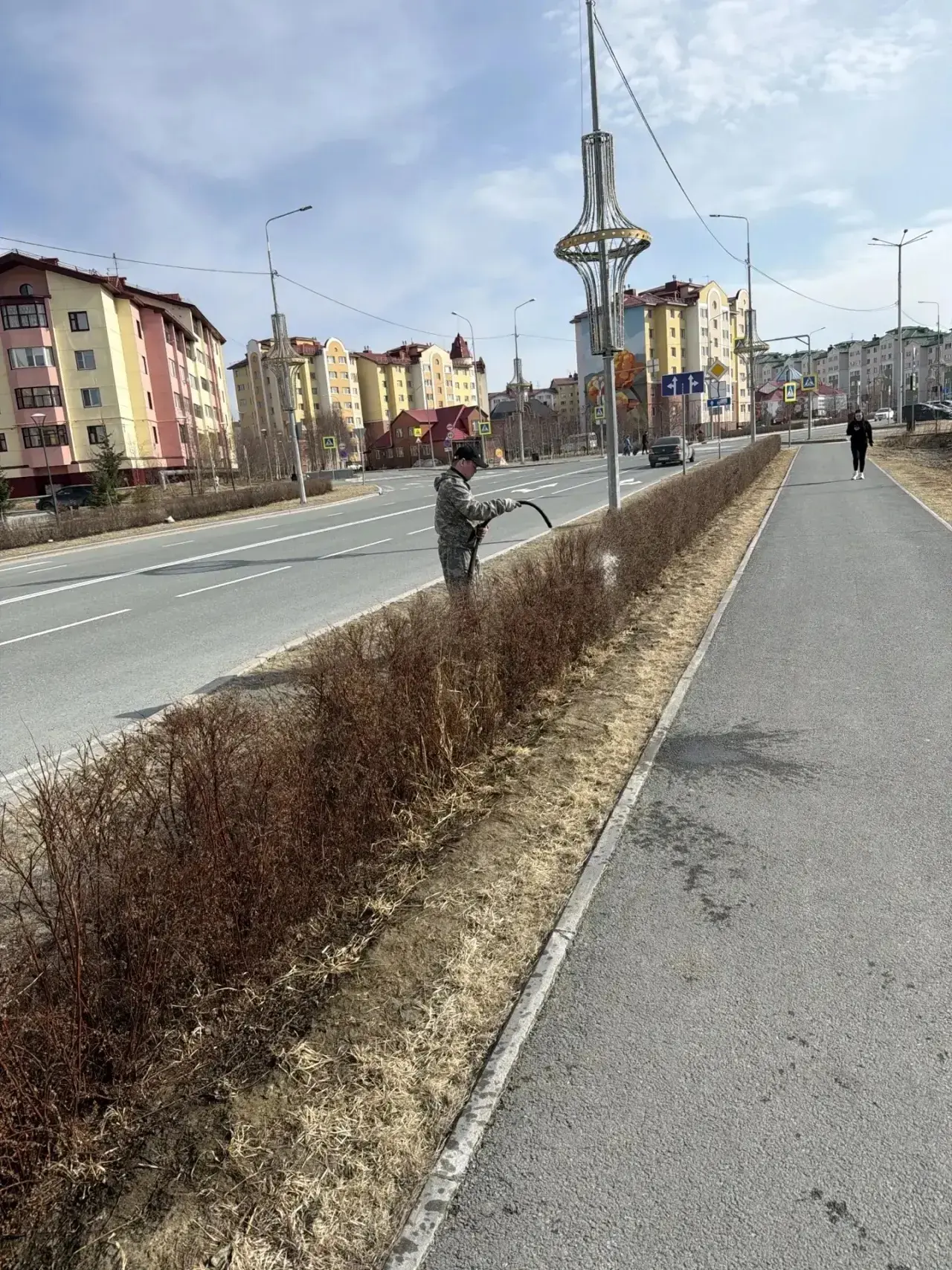 Зелёные насаждения в Салехарде получают первую весеннюю помощь   На территории Салехарда в рамках ко