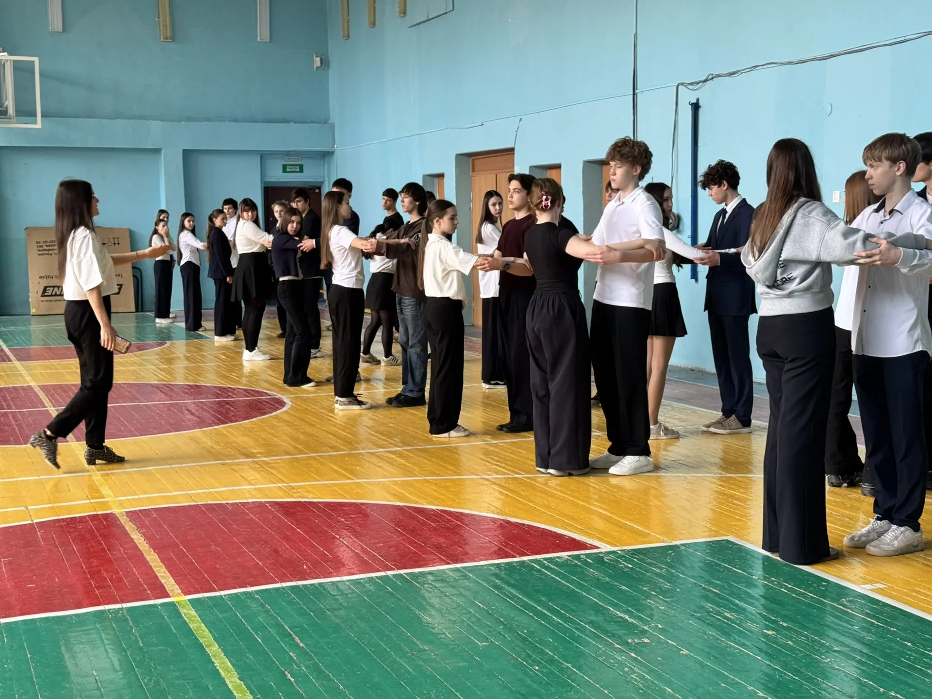 💃 Репетиции вальса продолжаются!  Девятиклассники с каждым разом всё увереннее кружатся в танце — по