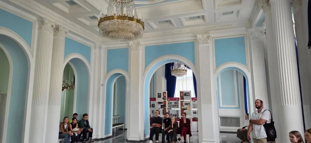 🎭 Тайны закулисного мира: экскурсия в Омский драматический театр