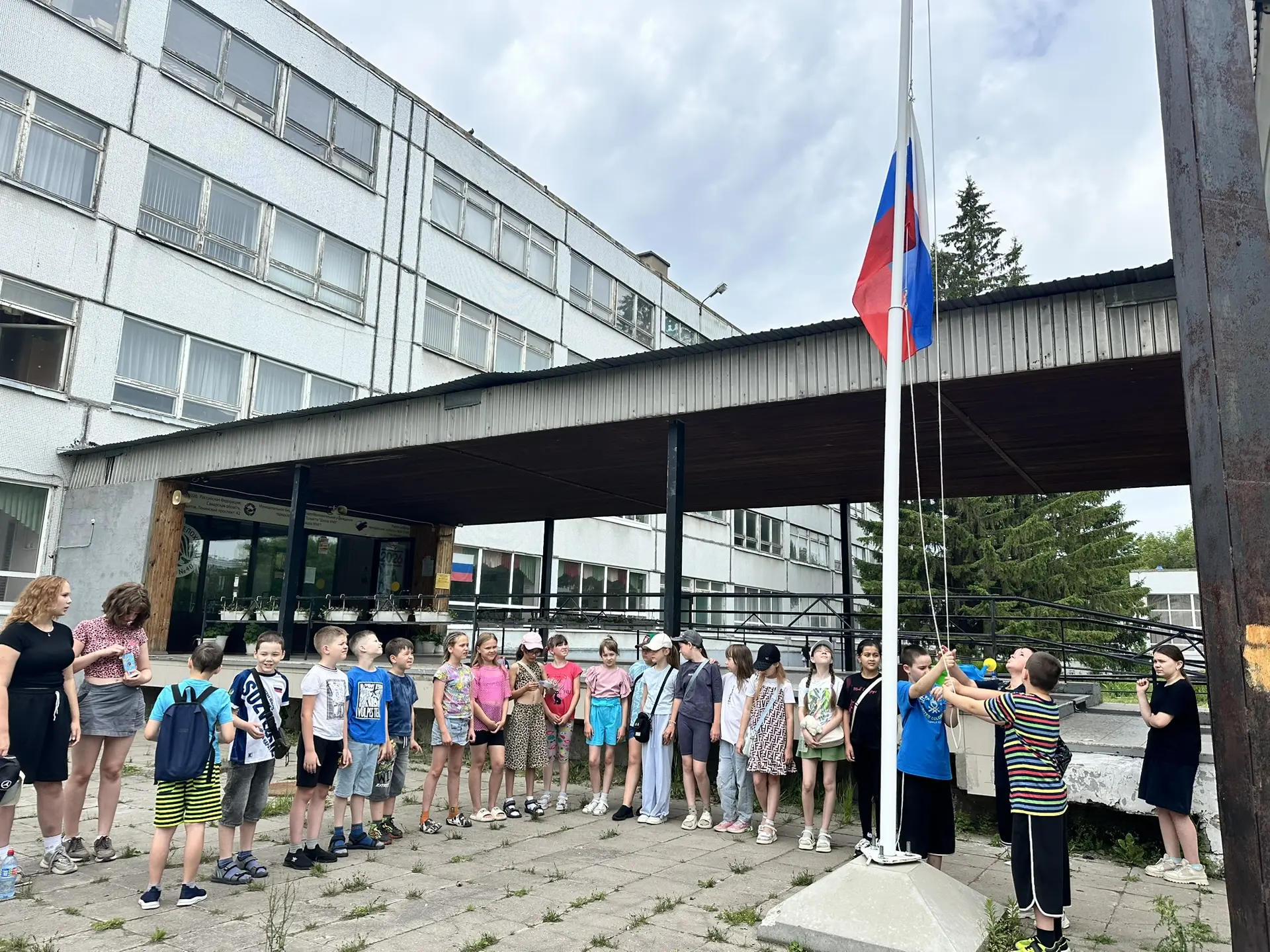 С чего начинается новая неделя в нашем «Городке»? С главного!

Каждый понедельник в пришкольном лаге