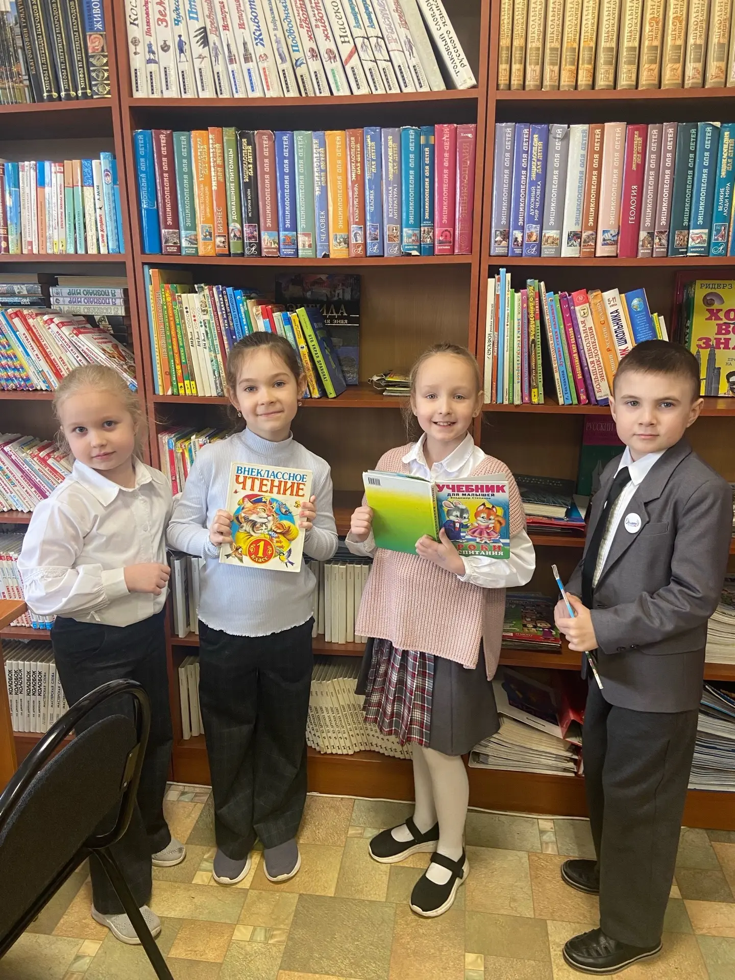 📚 Ученики 1 «А» класса посетили библиотеку! 📚  Сегодня ребята познакомились с миром книг: заведующий