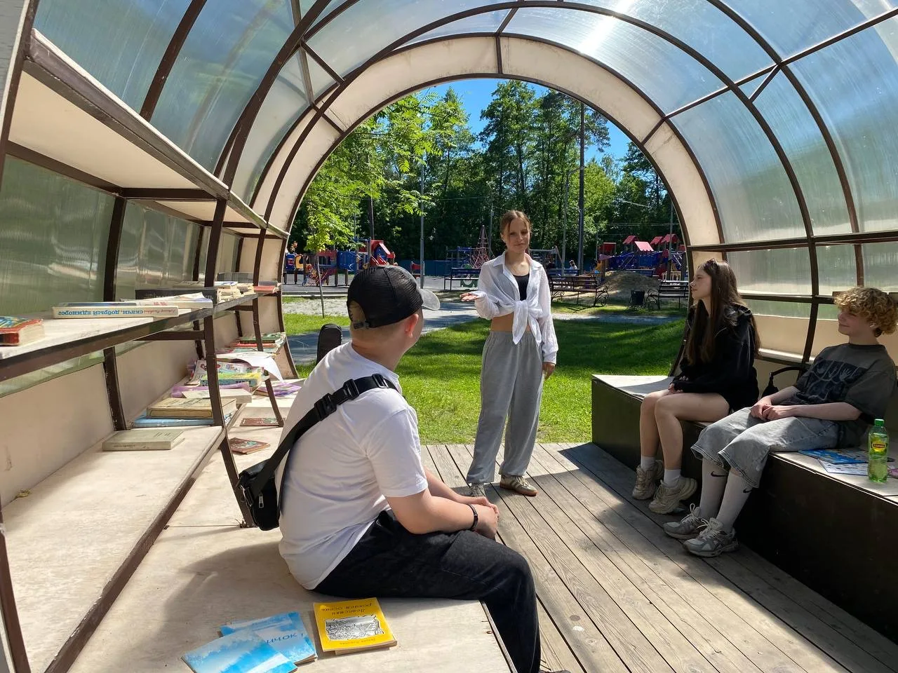 📚🌿 В Пушкинский день в павильоне книгообмена парка им. Гагарина прошел тематический лекторий, орга