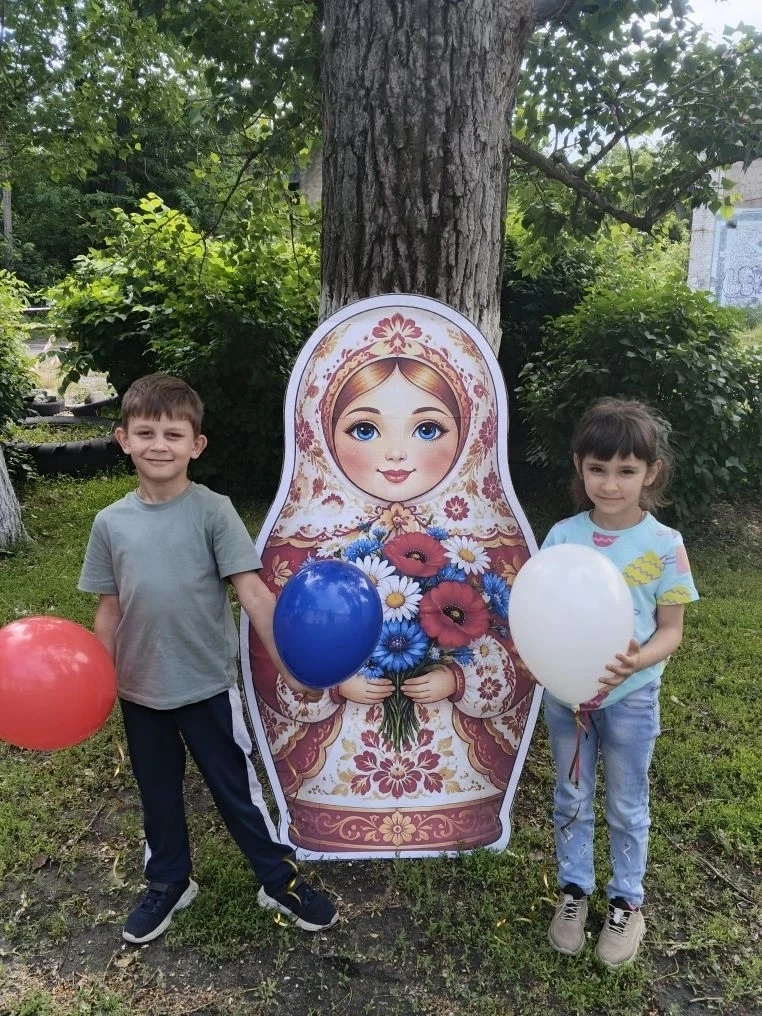 Мы живем в стране могучей,
Самой дружной, самой лучшей.
Страну, в которой мы живем,
С любовью Родино