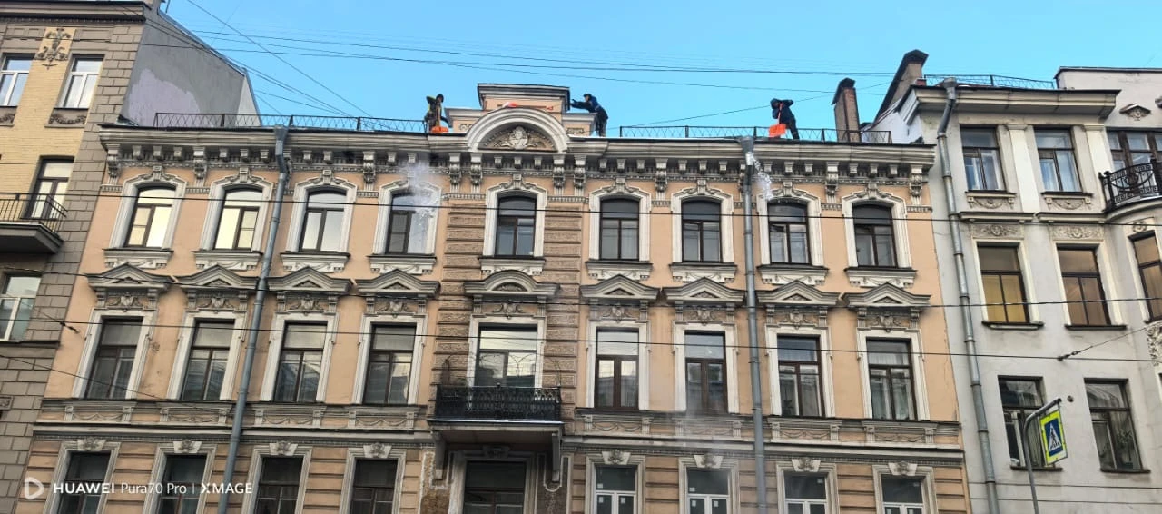 Уважаемые жители!  ЖКС 1 Адмиралтейского района приступило к сброске снега с крыш.  Просим Вас, проя