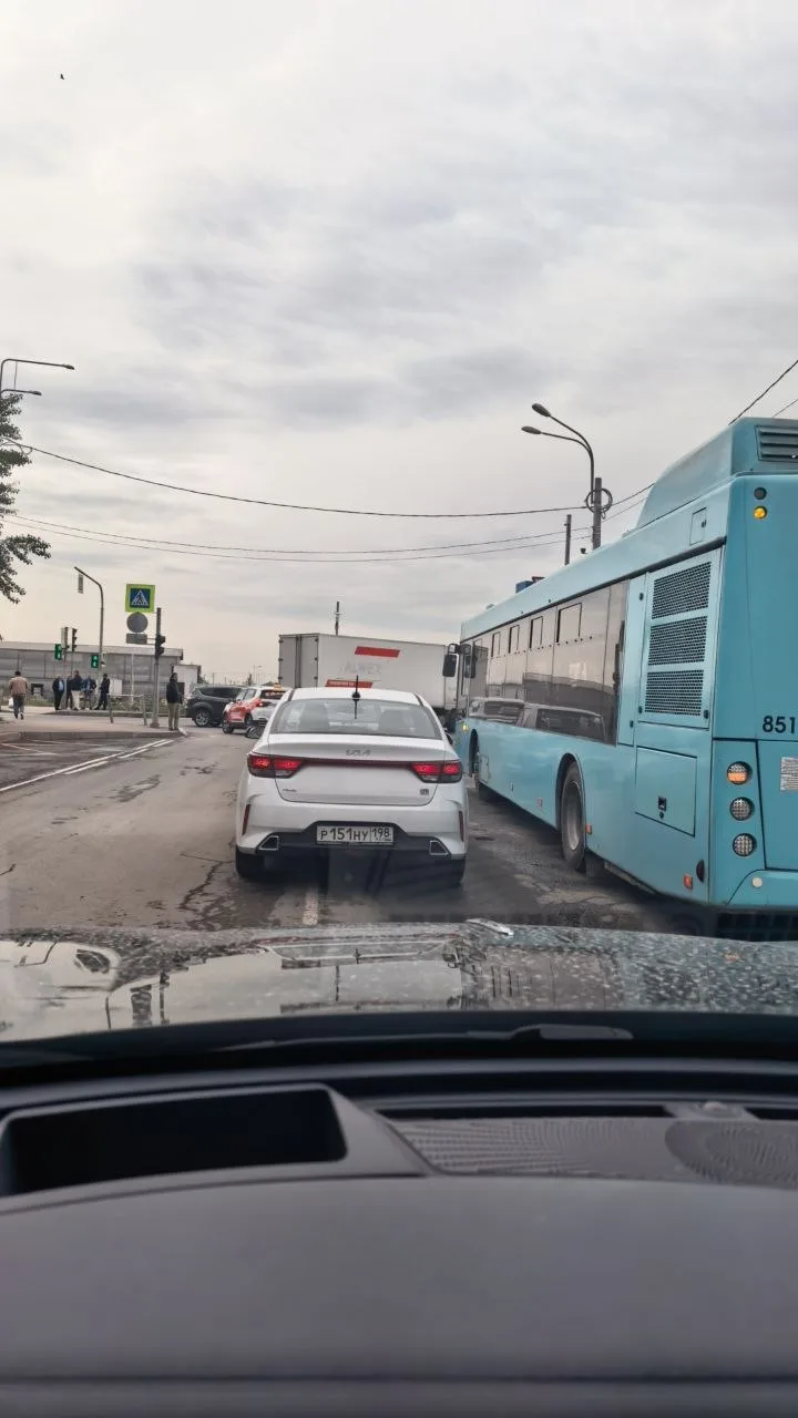 ДТП на перекрёстке. 5 автобусов стоят в ряд им не проехать. Вишерская/ Пушкинская.