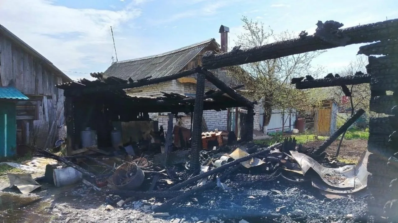 💥 В посёлке Шелангер ночью горели надворные постройки в частном доме  В Звениговском районе, в посёл