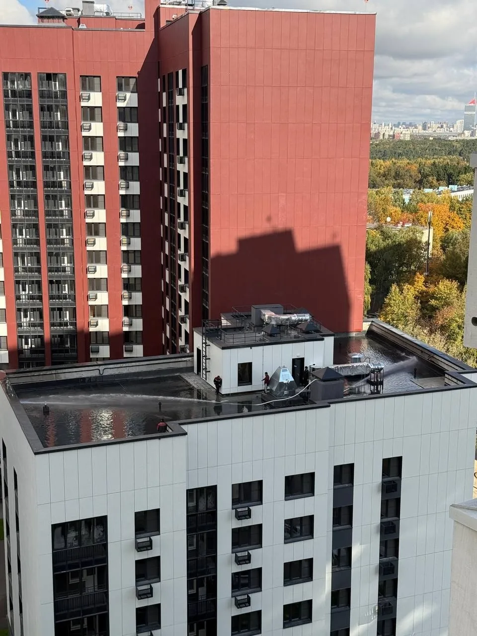 На Веерной, 28А, проверили на прочность крышу нового дома. Строители устроили для кровл...