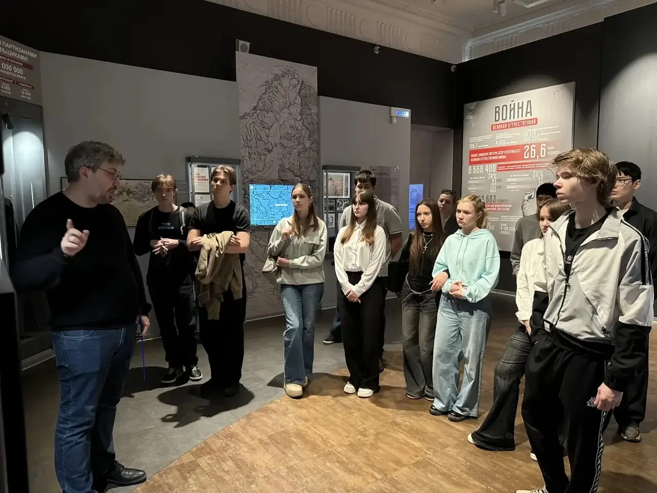 🏛️ Погружение в историю  📖 Ученики 10 «А» и 10 «Б» классов отправились в Музей современной истории Р