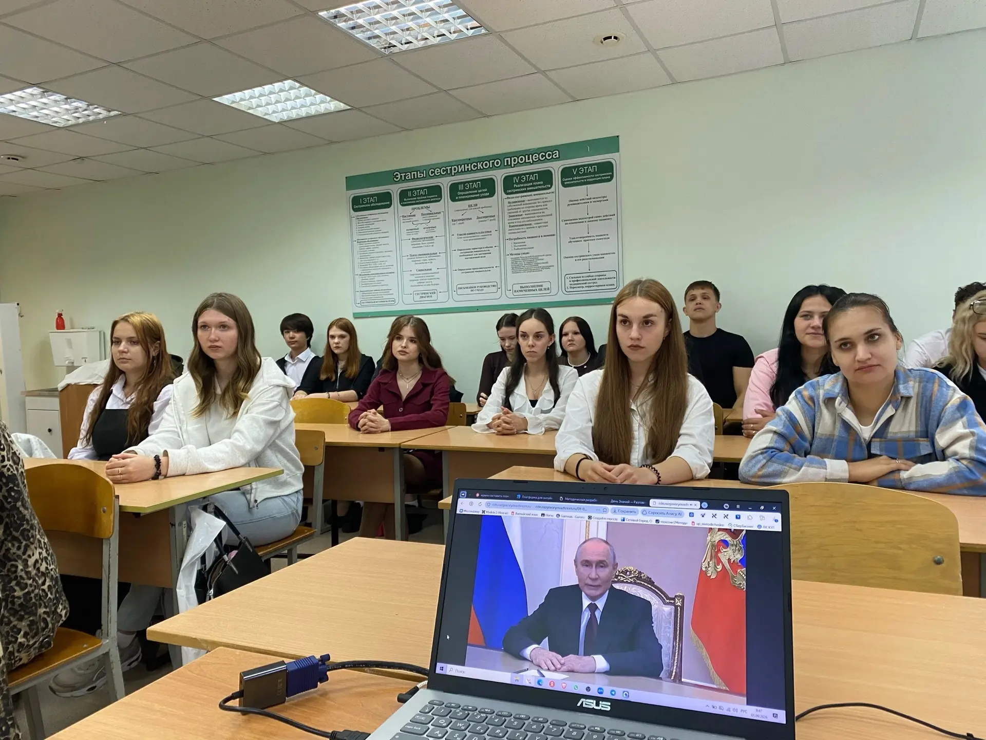 Торжественная линейка, посвященная Дню знаний, завершилась, но учебный день на этом не ...