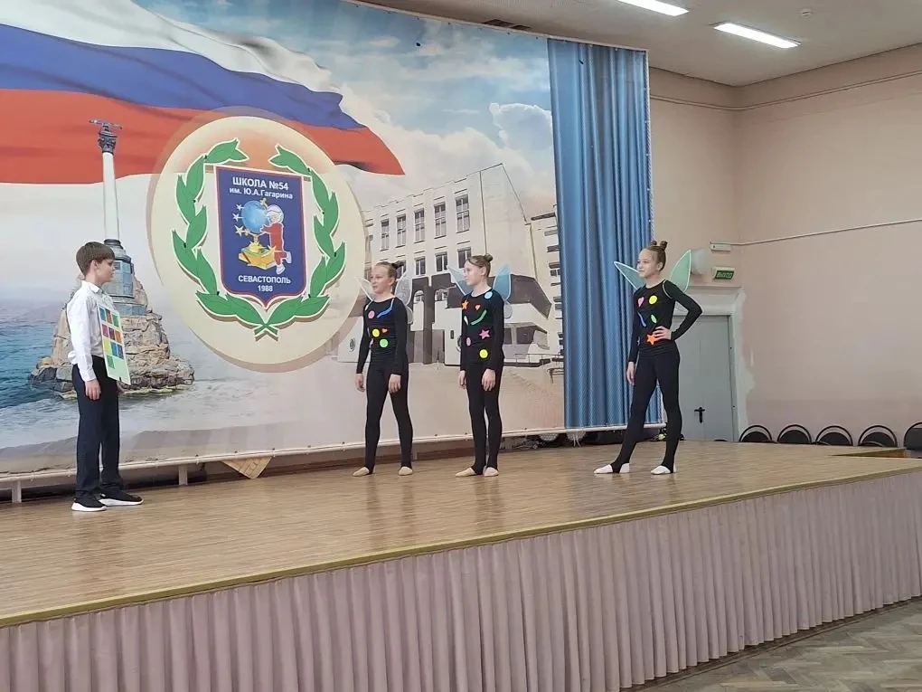 🎭 Размышляем о важном с театральной студией «Закулисье»   📱 Ученики 5-х классов посмотрели постановк