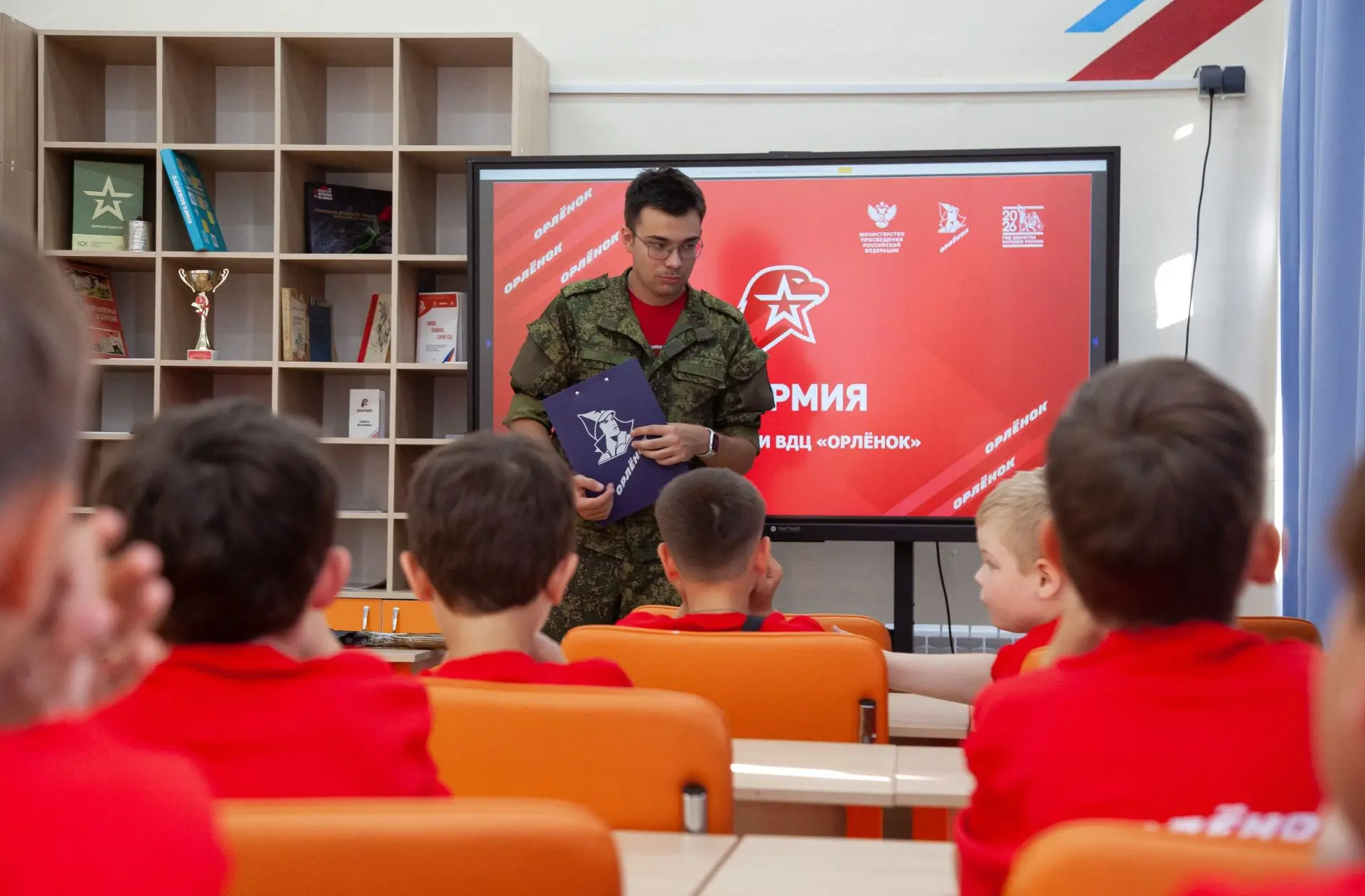 🇷🇺 Юнармия – это про нас!

Орлята посетили занятие в Доме Юнармии, где познакомились с движением, 