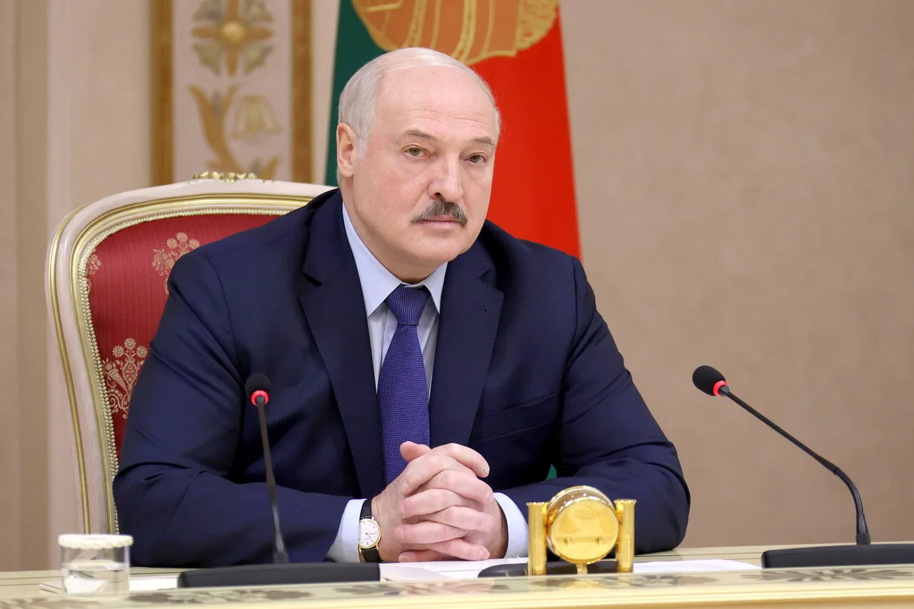 Лукашенко: дни Украины будут сочтены после поражения в Донбассе

МИНСК, 15 июня. /ТАСС/. Окружение п