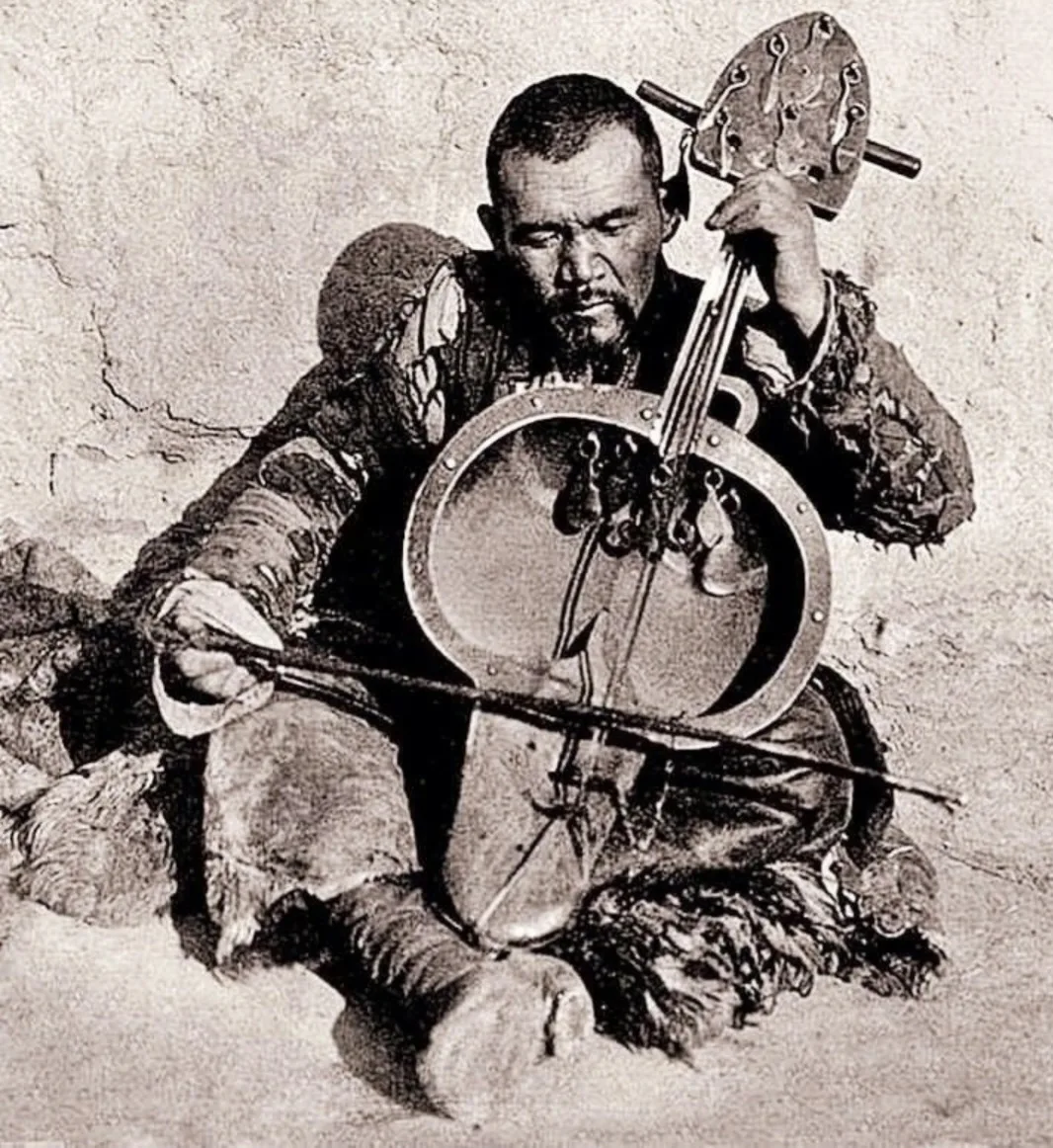 Казахский баксы (шаман) с кобызом. Семиреченская или Сырдарьинская область, Туркестан, ...