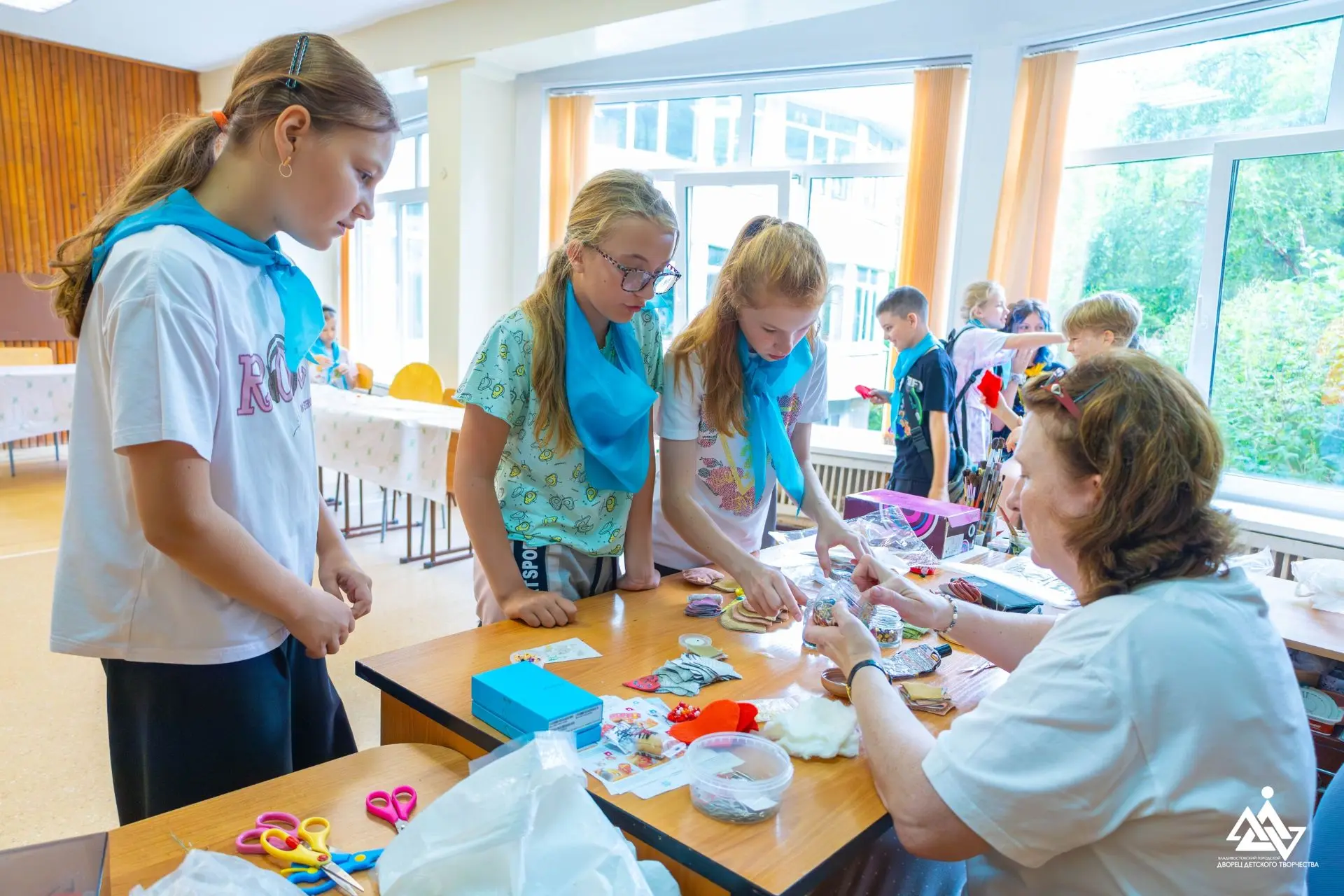 Творчество без границ: как прошёл наш день в лагере! 🌞 🎨 
 
Утро в нашем летнем лагере началось с 