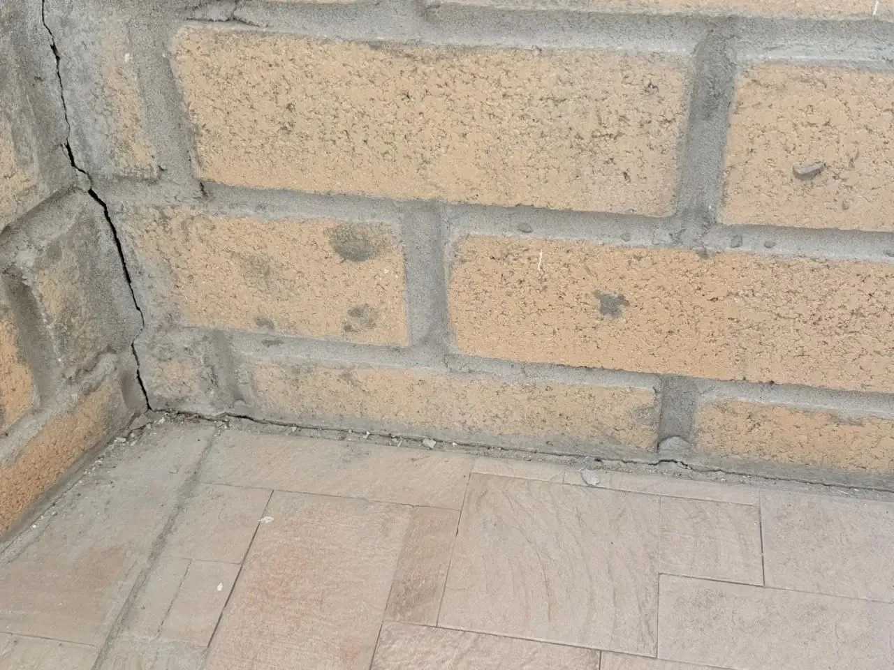 В Курске жильцы двух пострадавших от атаки БПЛА домов жалуются на трещины в стенах