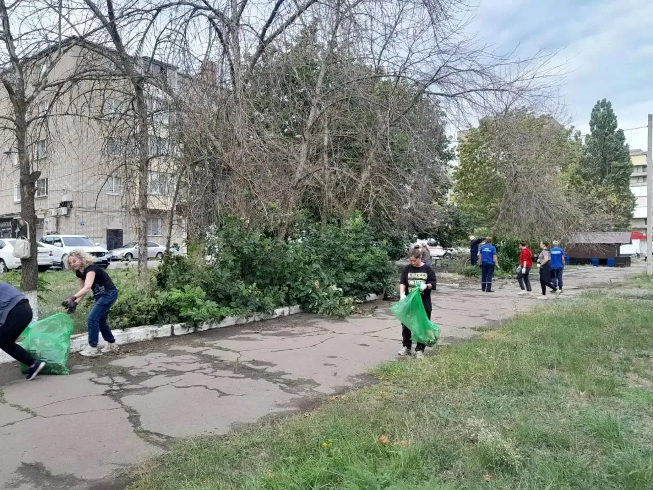 На территории микрорайона 60 лет Октября проведен субботник. В субботнике приняли участ...
