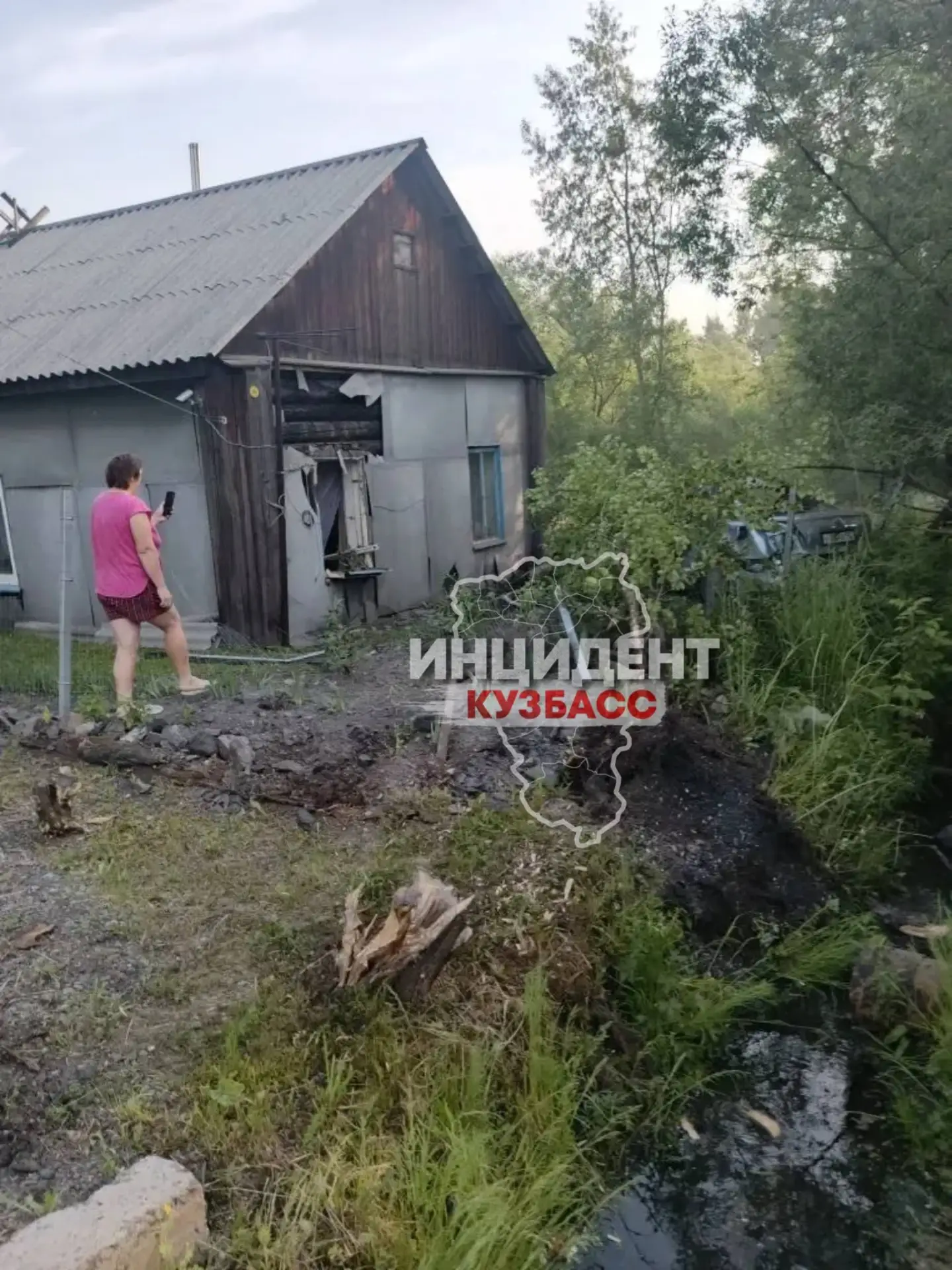В Кузбассе ребенок за рулем легковушки влетел в жилой дом