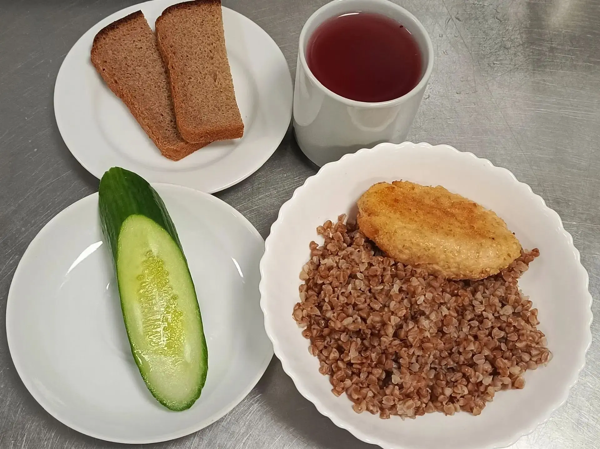🧑‍🍳🍽Сегодня в нашей школьной столовой отличный обед для ребят из начальных классов. ...