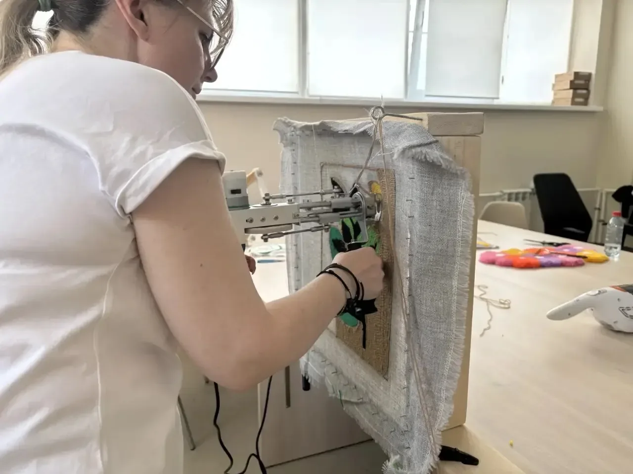 Нитка за ниткой: в центре «Мои Возможности» осваивают тафтинг 🧶  Воспитанники подведомственного учре