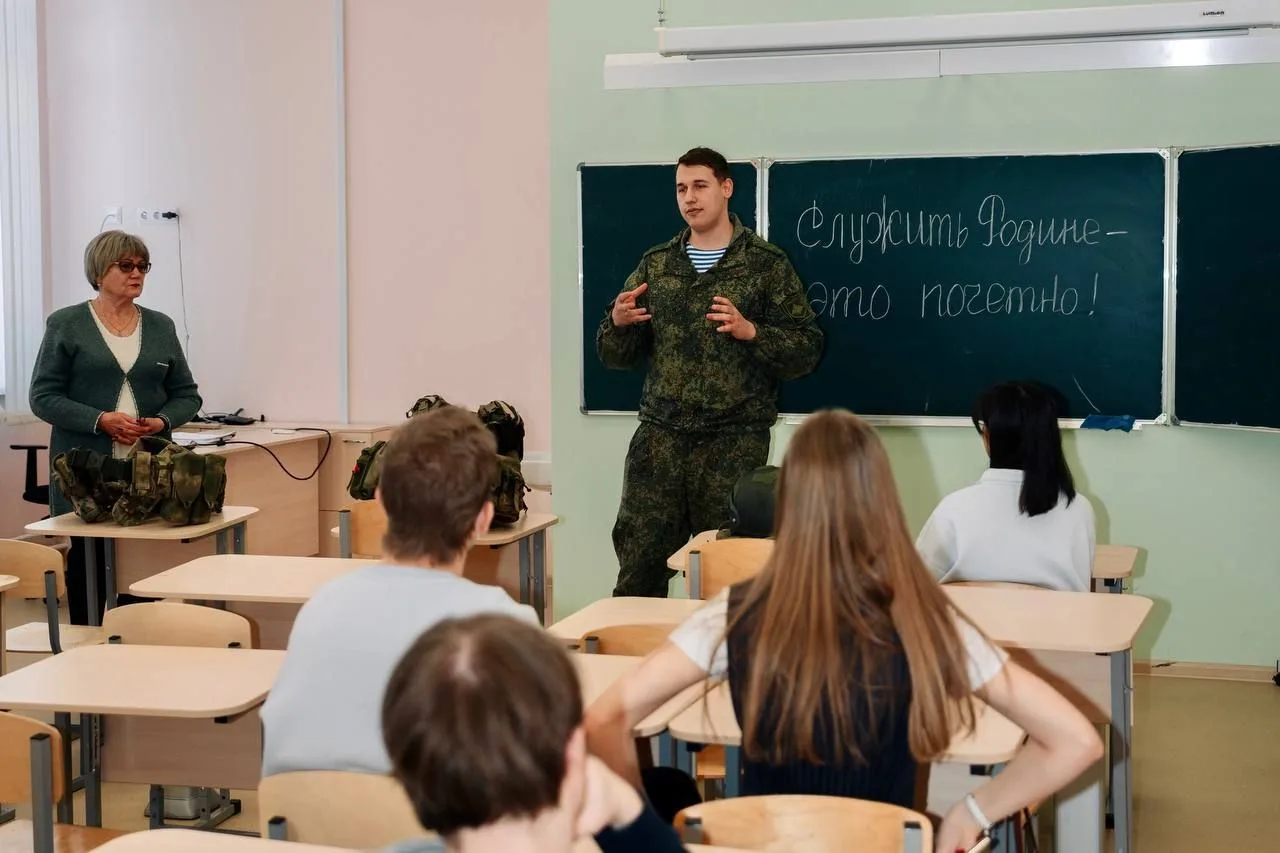 Военные встретились со школьниками в Опалиховской гимназии  В Красногорске прошла новая встреча поко