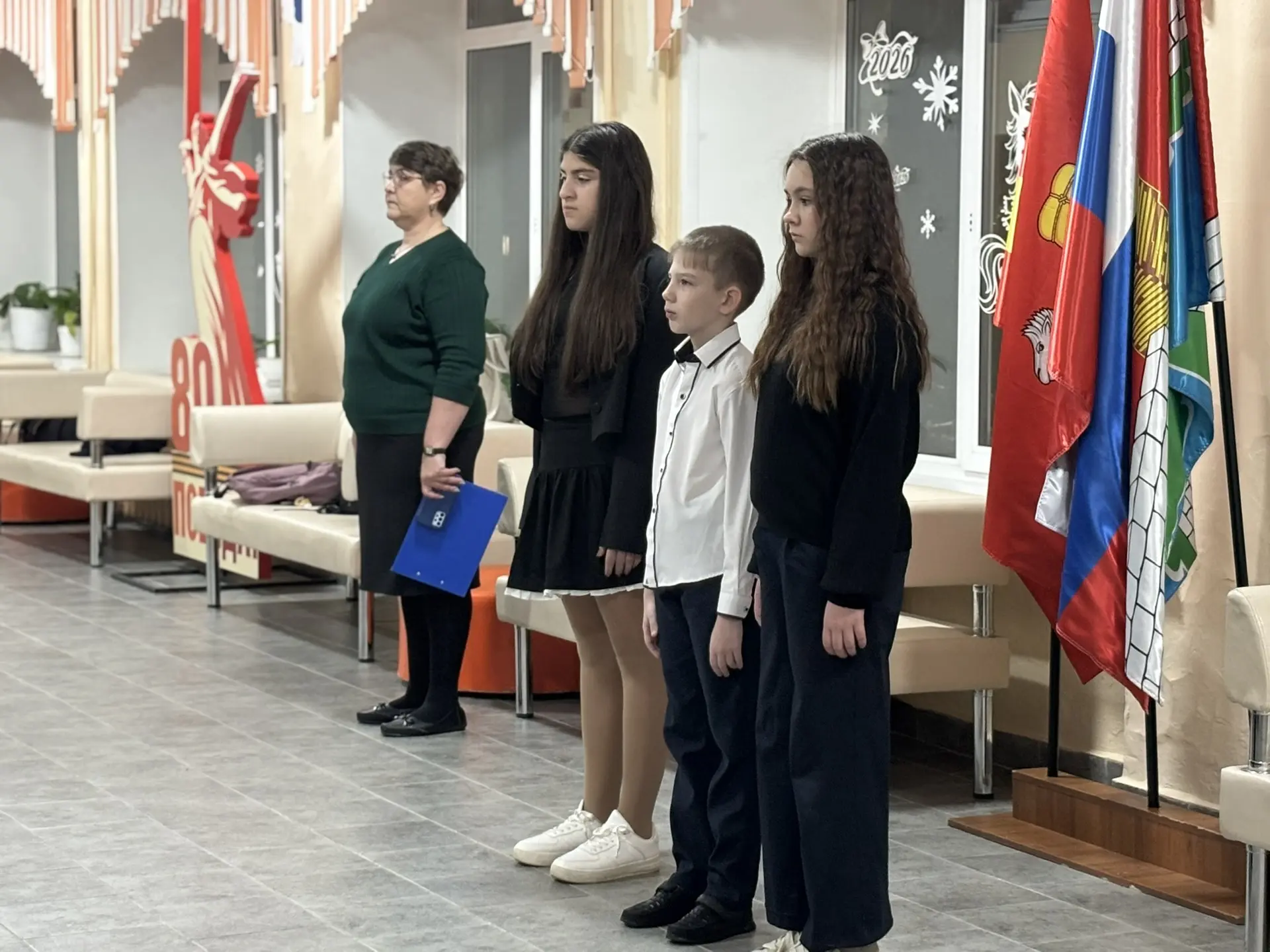 🇷🇺 В первый день третьей учебной четверти право вынести и установить Государственный Флаг Российской