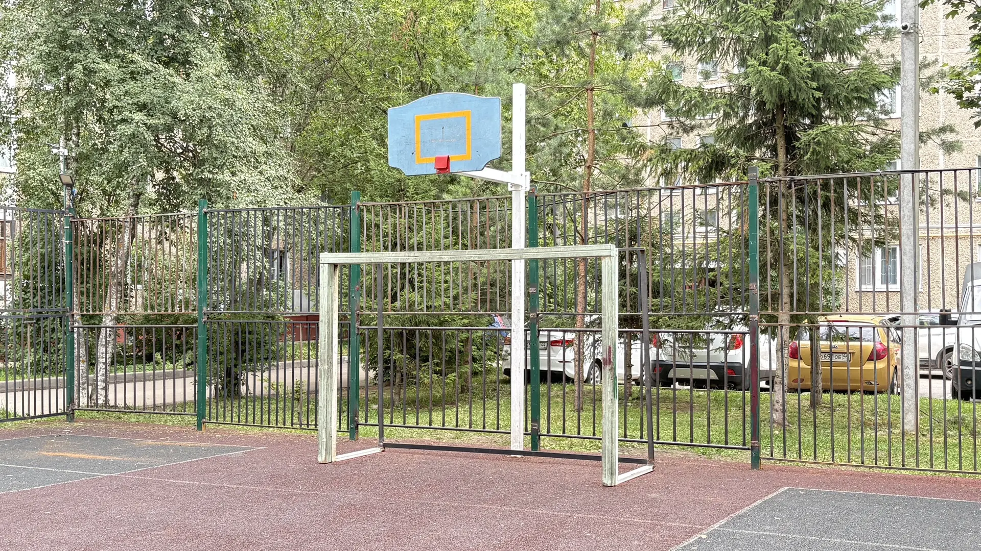В костромском микрорайоне Паново отремонтировали спортплощадку.
 
На спортивной площадке у дома № 14