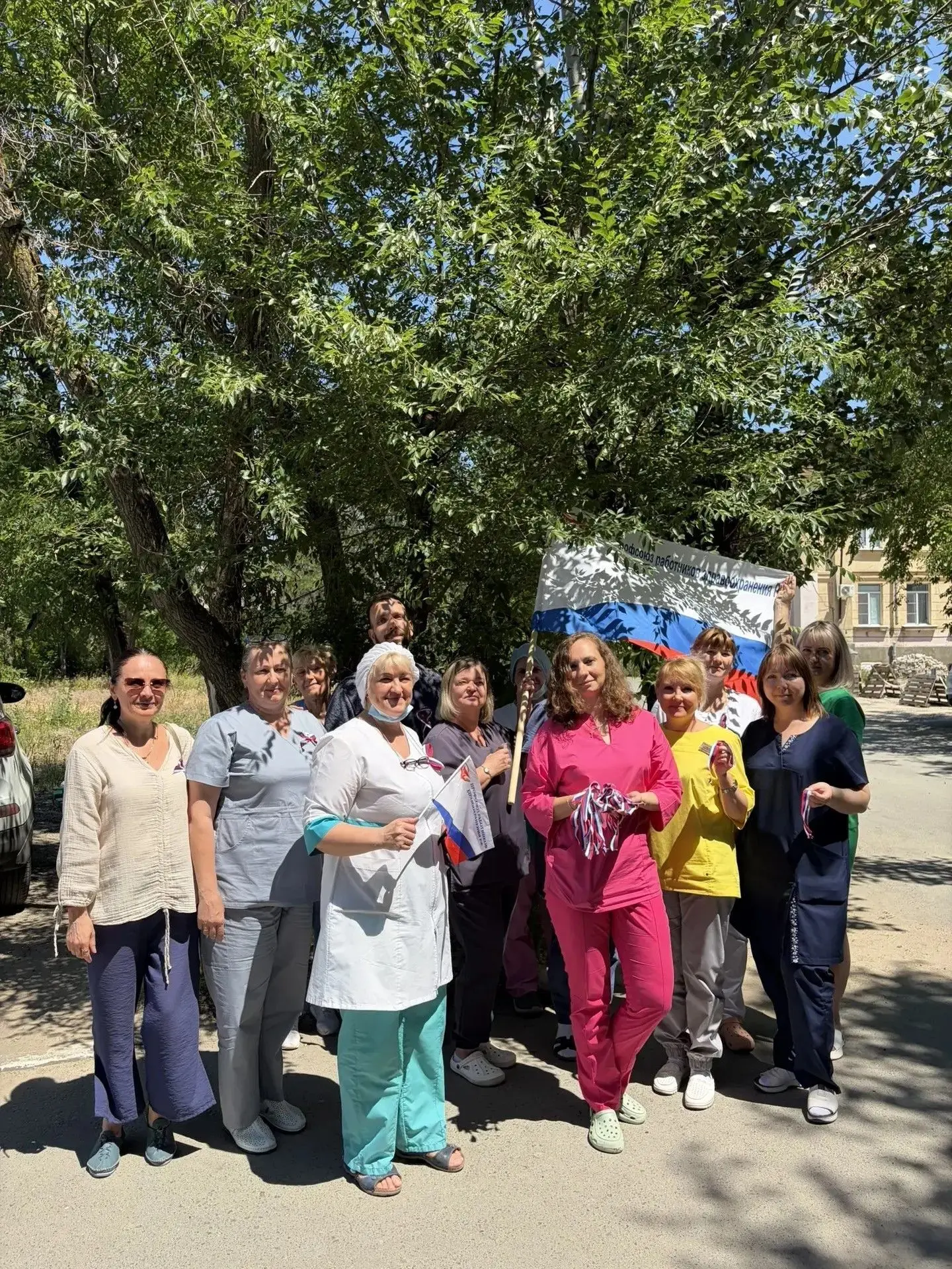 Сотрудники ГУЗ "Клиническая больница N4" приняли участие в акции "Российский триколор" ...