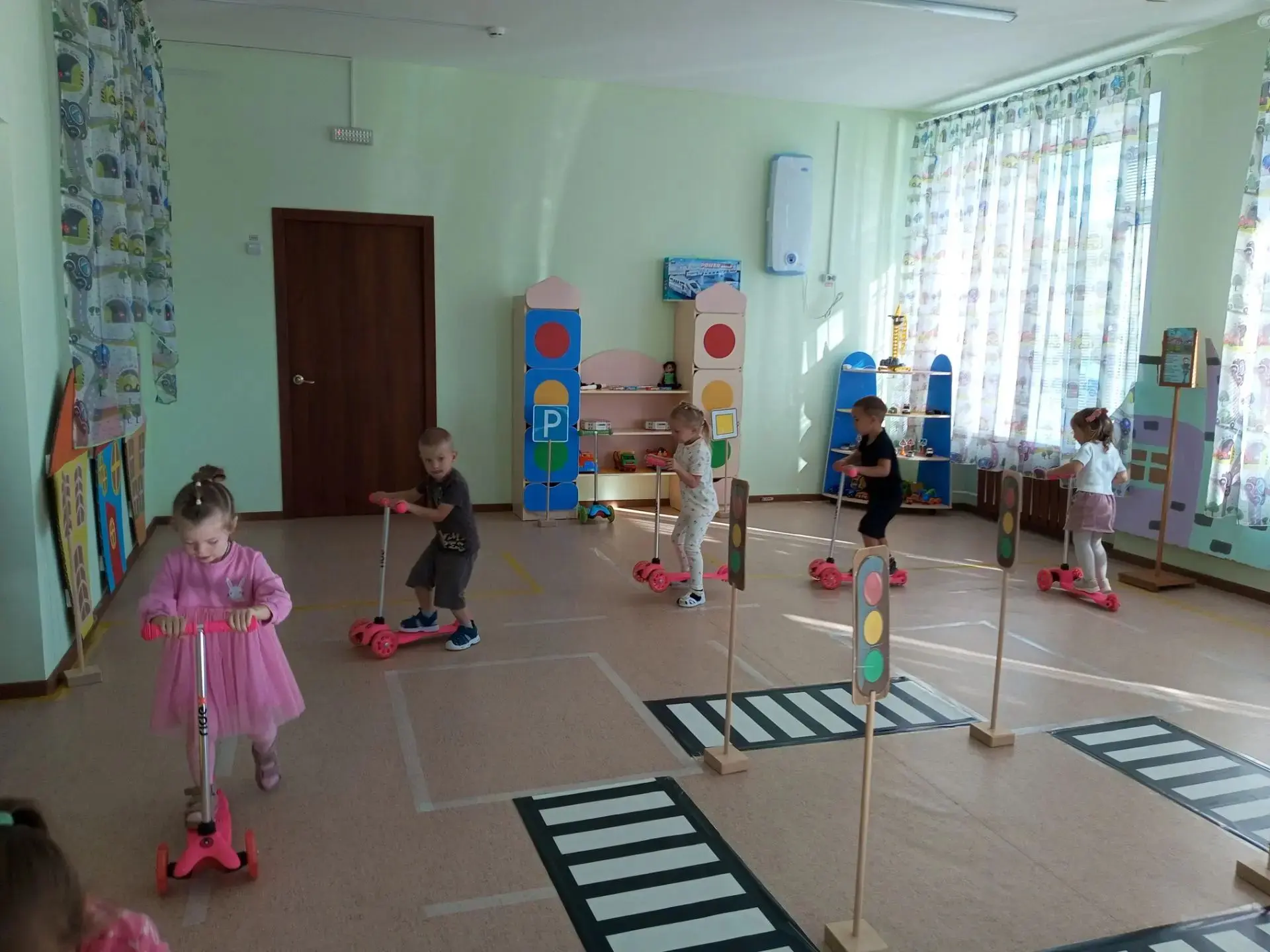 В средней группе прошло занятия по ПДД. Главной целью было создание условий для снижени...