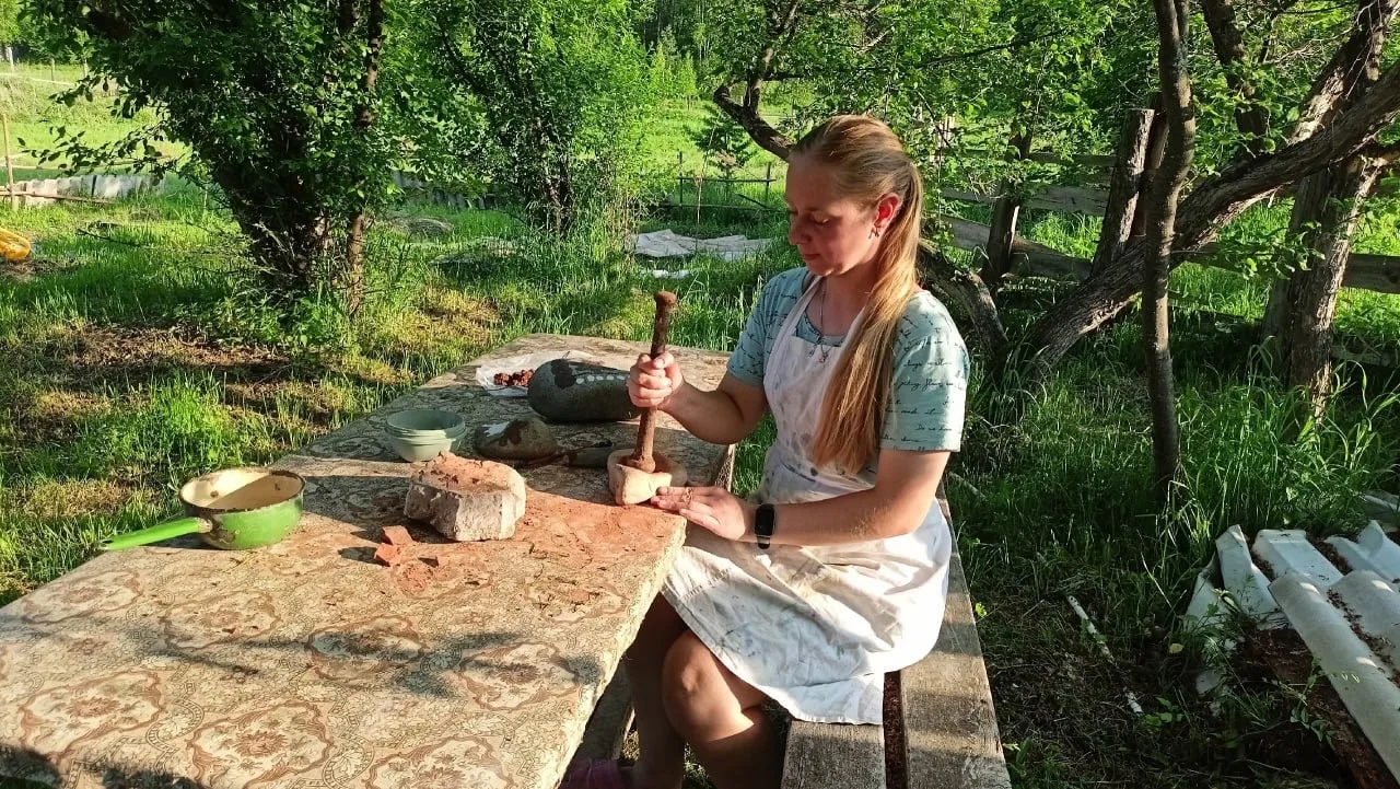 Из Красноярска Алена Митченко сначала перебралась в Абакан, а потом в таежное село Малая Сыя, где жи