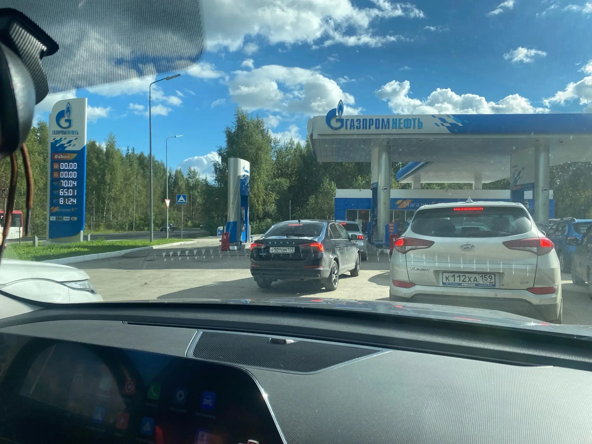Газпром есть бензин, очередь не большая.