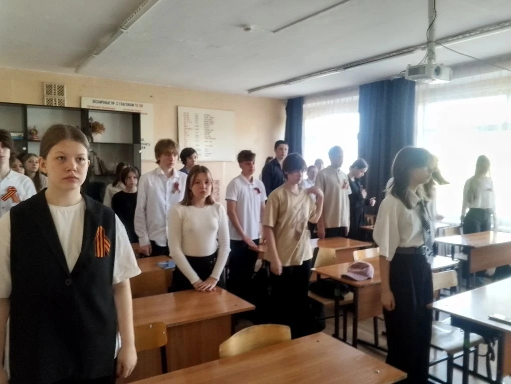 Сегодня в нашей школе прошла акция «Минута молчания», посвящённая Дню Победы. 🕊️  Текст по громкогов