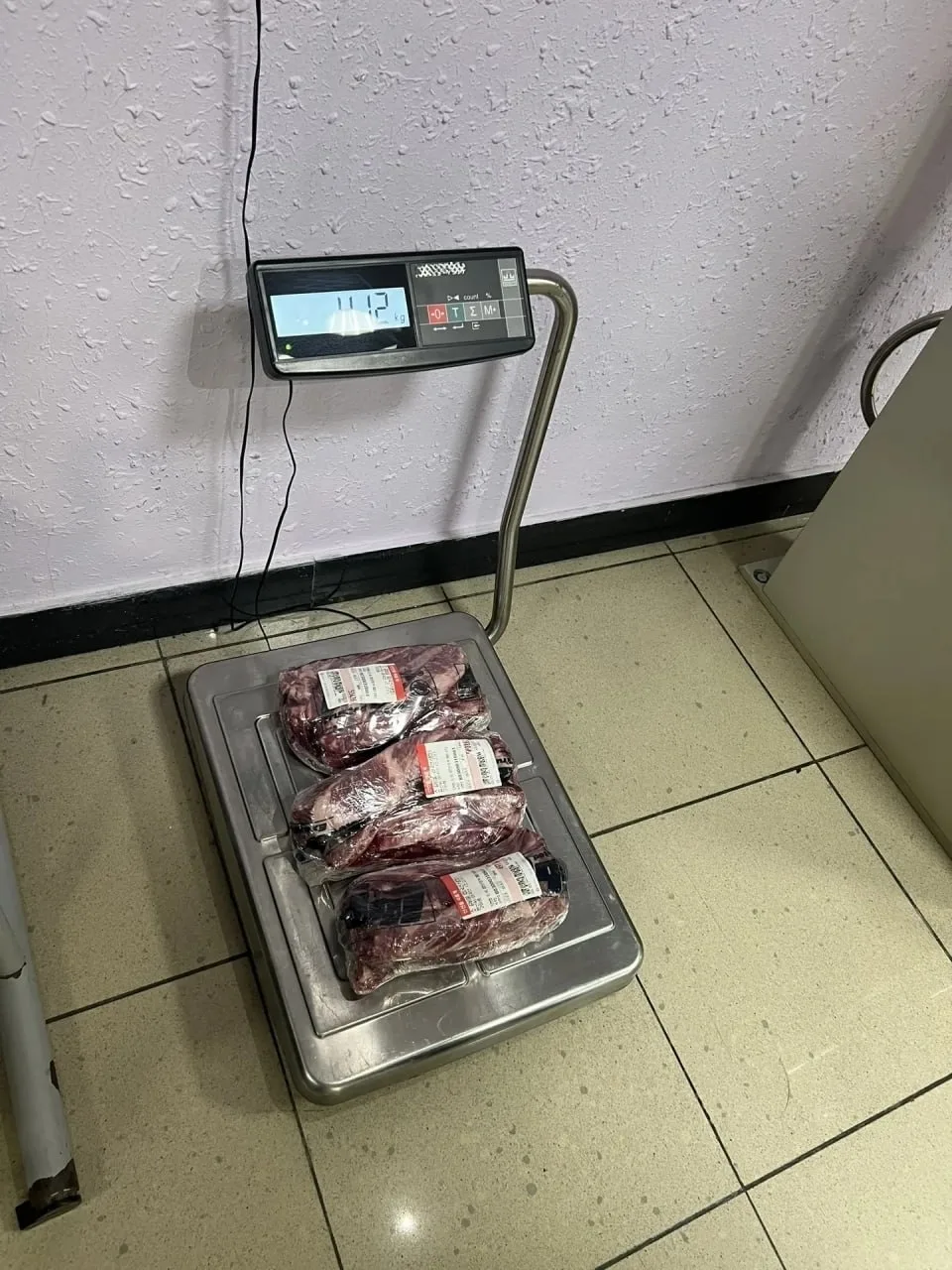 🥩Восемь килограммов сырого мяса обнаружили в багаже туриста на Сахалине  Сахалинские таможенники зад