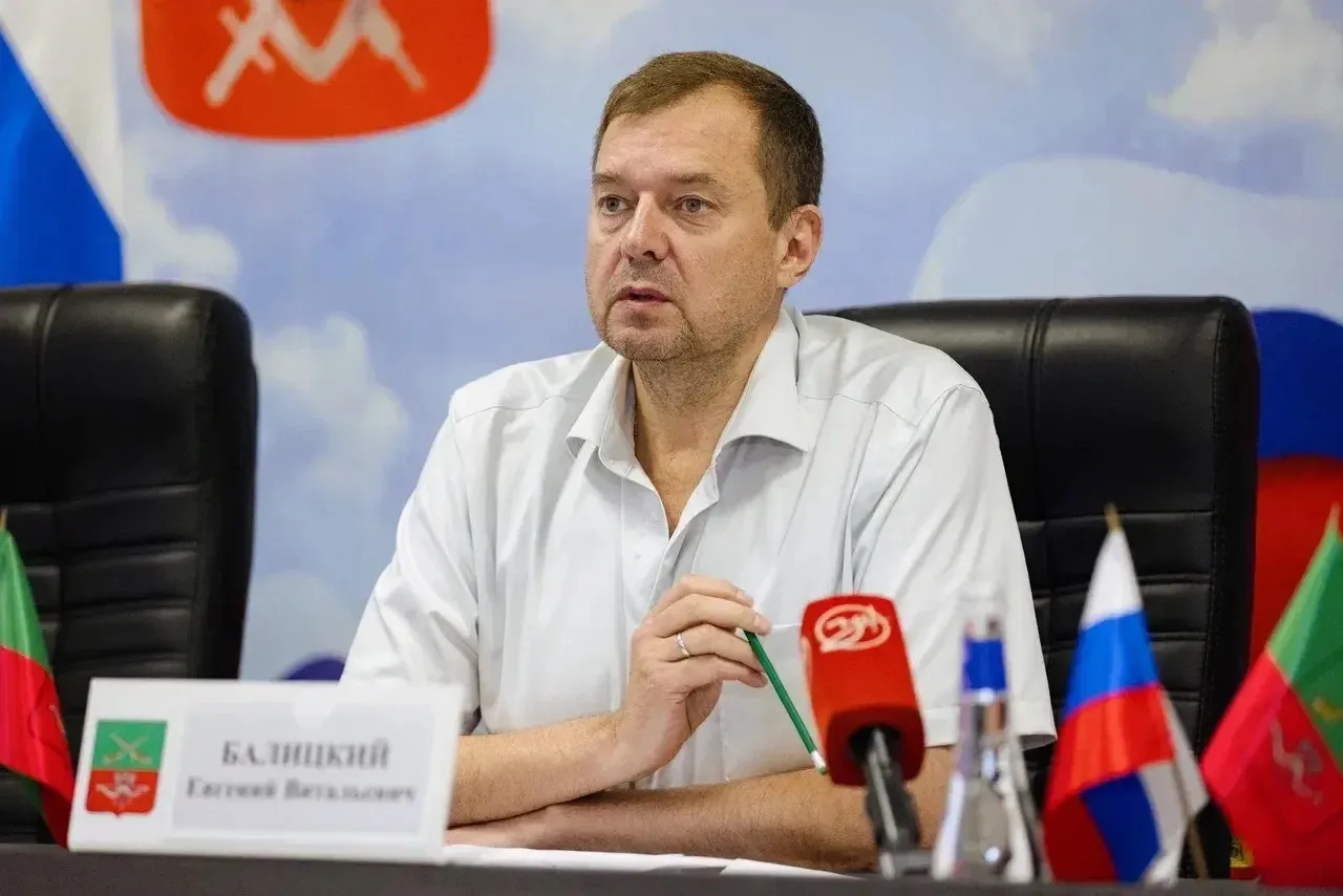 Провёл очередное заседание правительства региона. На повестке дня меры защиты от беспил...