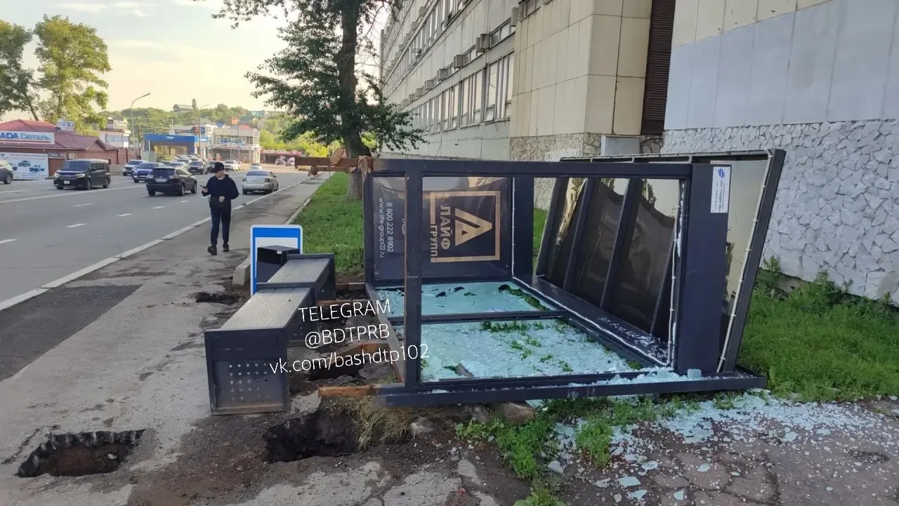 Перекрёсток Пархоменко и Кировоградской, вандалы разгромили остановку