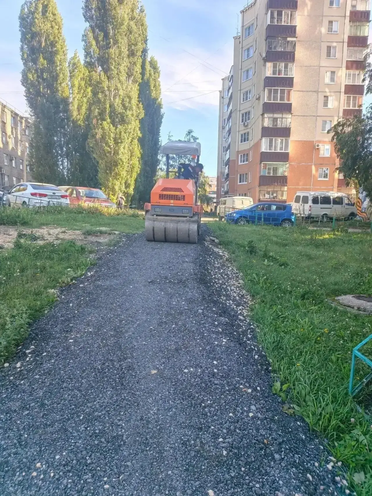 Ул. Доватора, 61. До выборов нам начали делать пешеходную дорожку: насыпали щебень и б/...