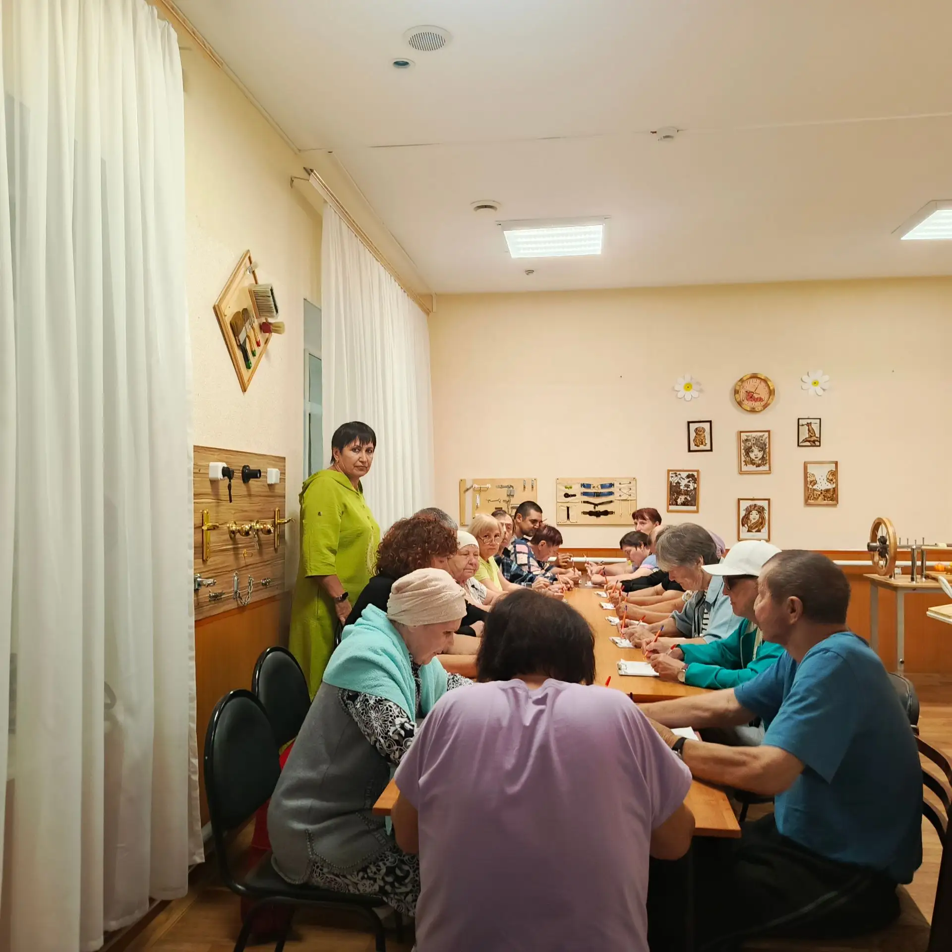 Представьте: две руки одновременно выводят буквы на бумаге, создавая зеркальный узор. И...