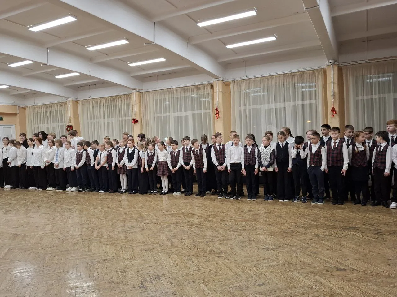 🇷🇺 Вынос флага 🇷🇺  Каждая учебная неделя начинается с торжественной церемонии выноса государственног