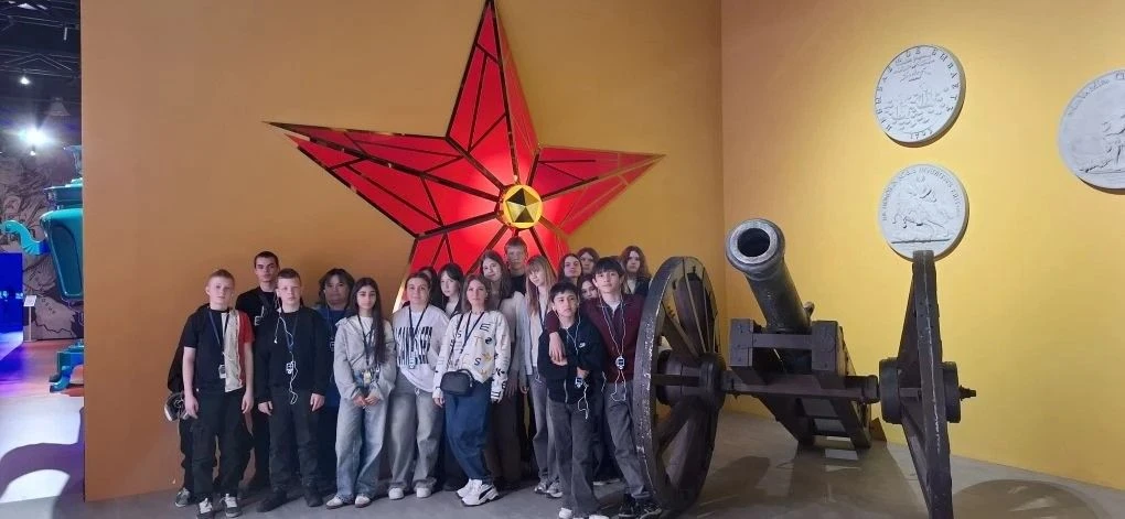 Ученики 7Л, 7 К и 8к,8А, 8Б, 8М, 8Л классов с классными руководителями Беляевой И.А., Ромашкиной С.А