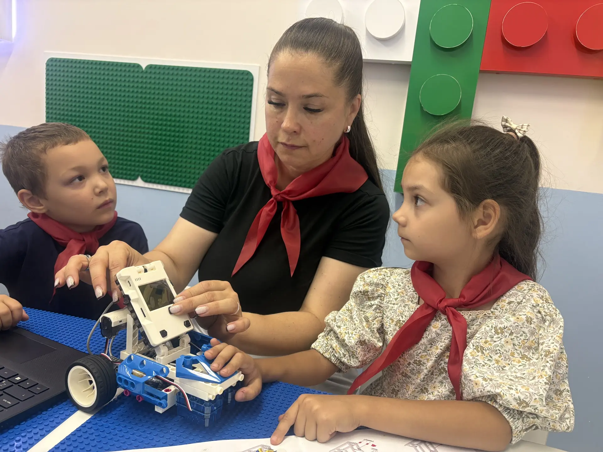 👨‍💻👩‍💻В детском саду 204 успешно реализуется проект «Профессионалитет-детский сад», который откр