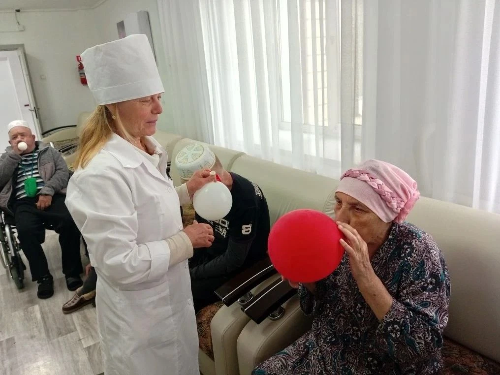 🎈Медсестра Ильмира Валеева провела для проживающих занятие по дыхательной гимнастике с шарами. 
🌸Д