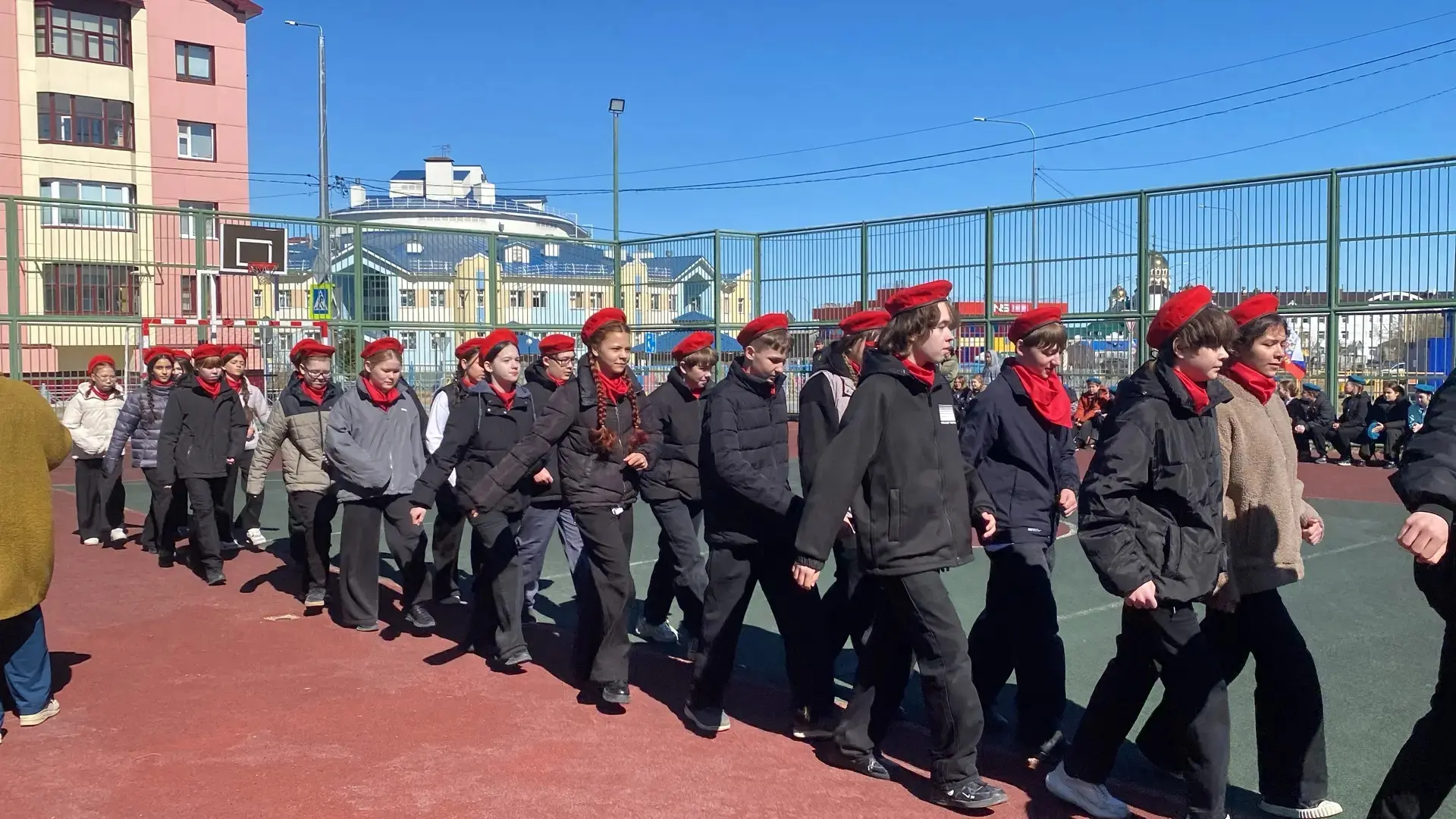 В нашей школе 16 мая прошёл яркий и торжественный смотр строя и песни! 🎉🎖️   В нём приняли участие у