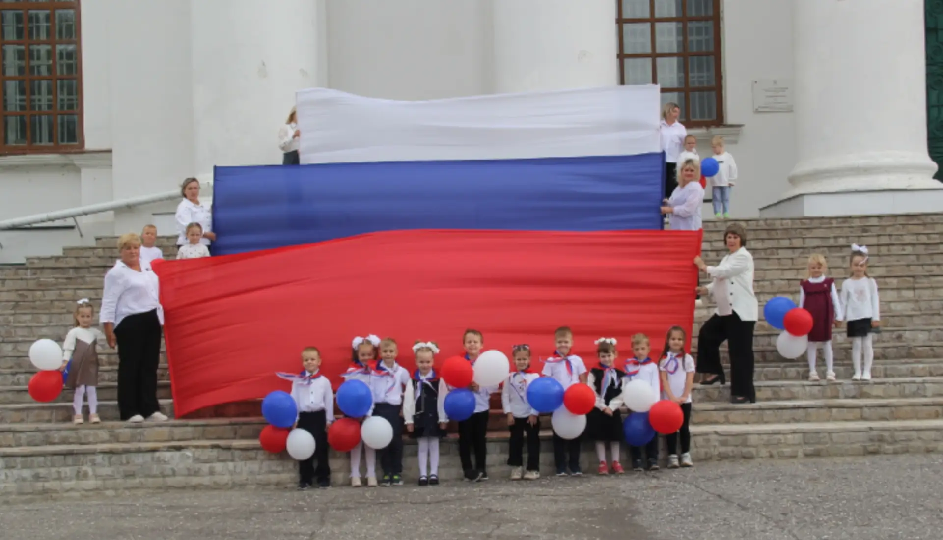 Дорогие родители, коллеги и подписчики! 

✨ От всей души поздравляем вас с Днём России — праздником 