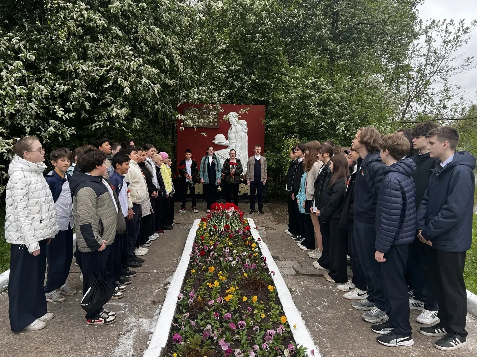 🕯 Вахта памяти в МАОУ СОШ №10 продолжается!  В эти минуты мы не просто вспоминаем — мы сохраняем ист