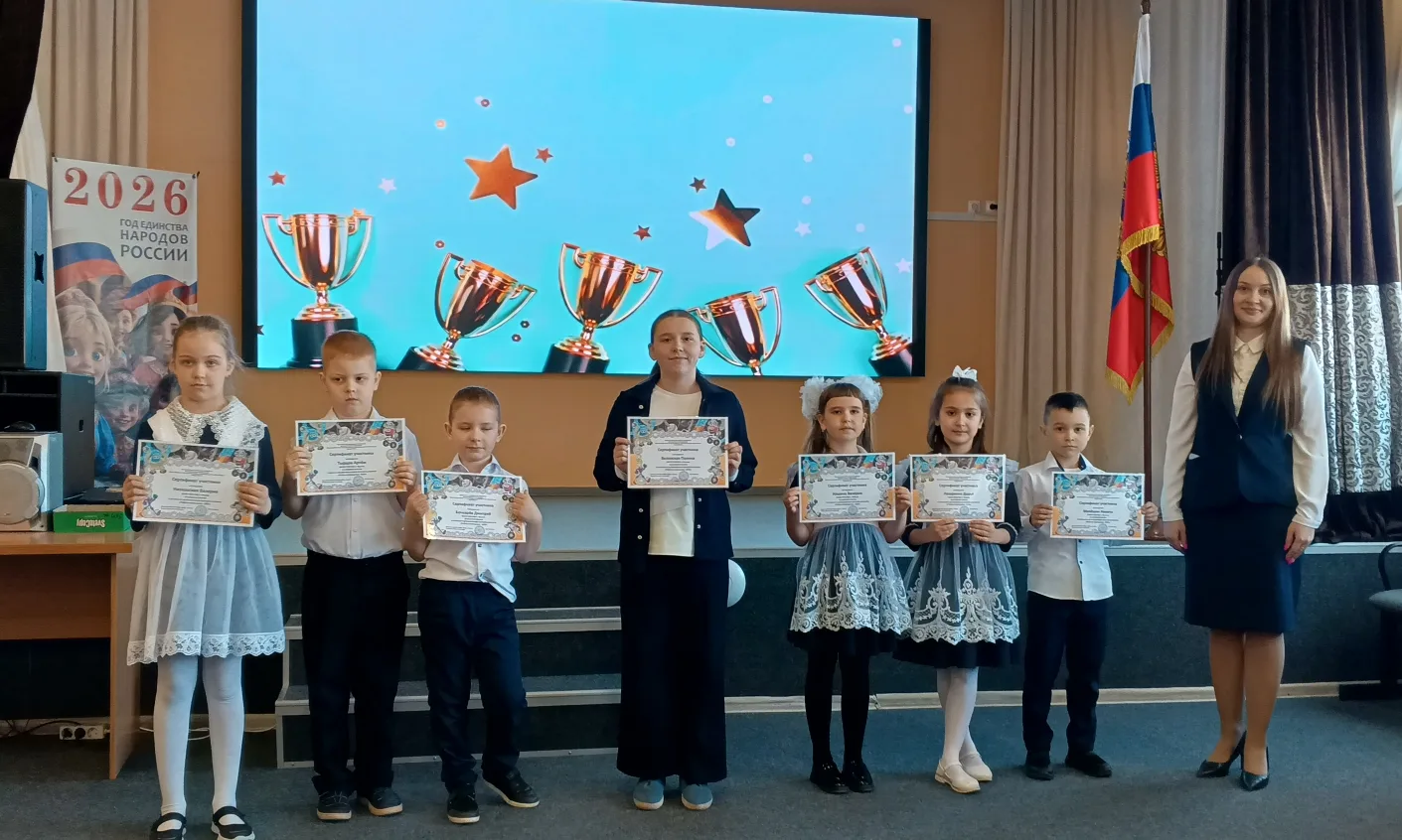 🏆 НАГРАЖДЕНИЕ В МАОУ СОШ №5  Сегодня в школе прошла торжественная церемония награждения.  За высокие