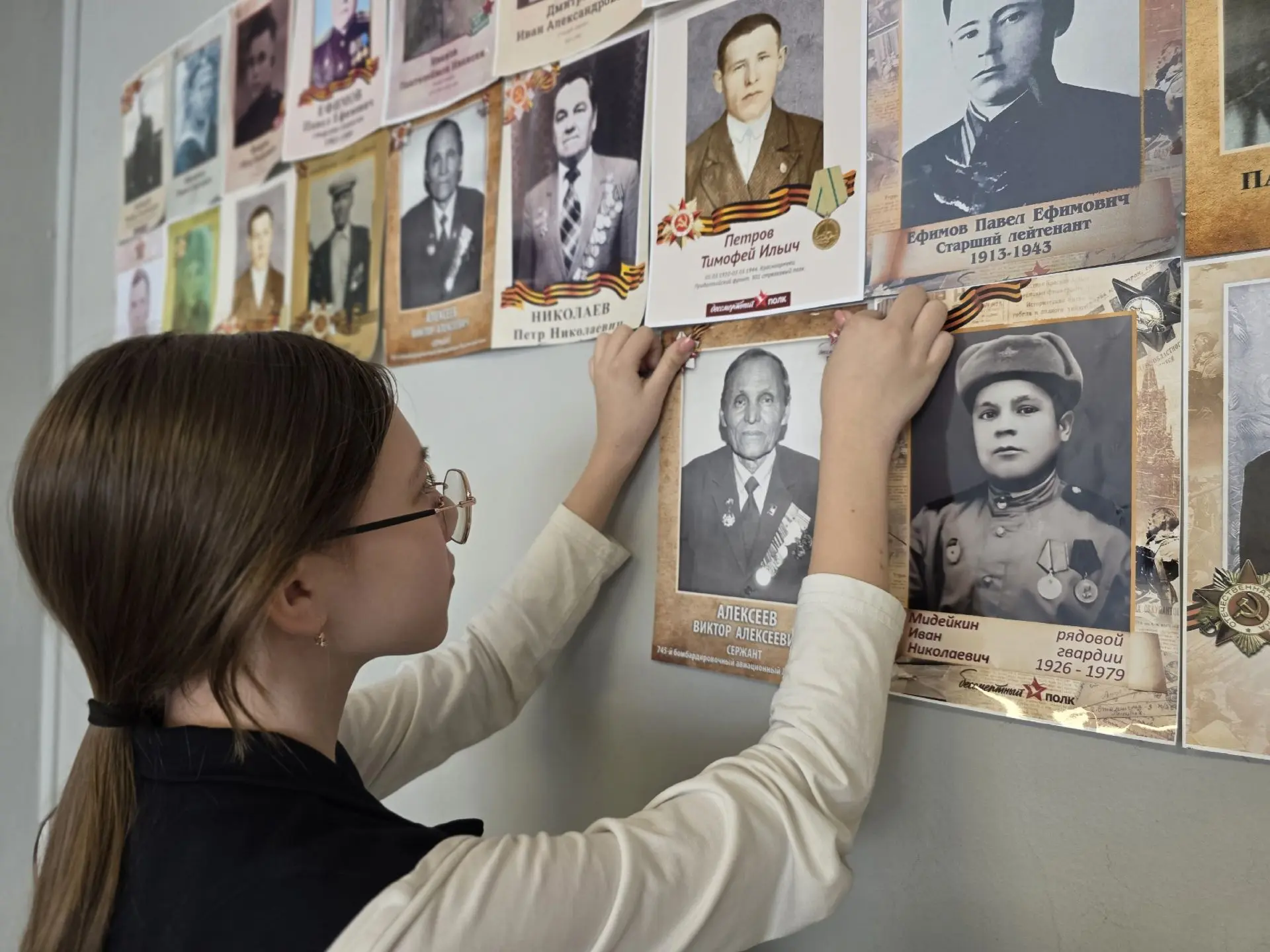 🇷🇺Стена памяти: объединяя поколения в честь Великой Победы   🤝В преддверии 81-й годовщины Победы в о
