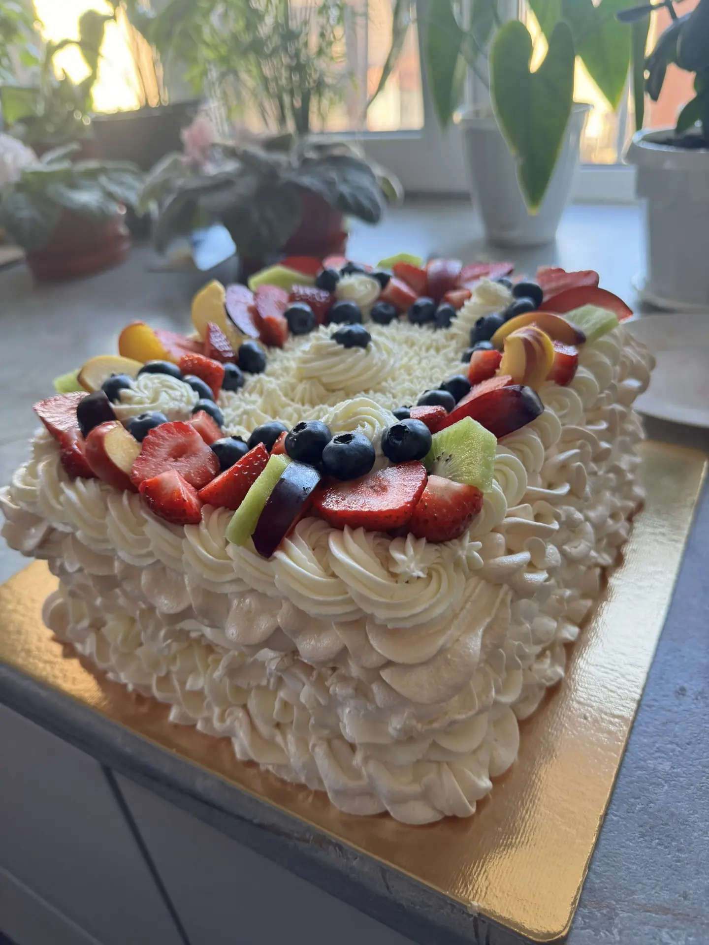 Меренговый торт с начинкой из свежей клубники и нектарина 🍓 🍑